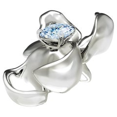 Broche Escultural Contemporáneo de Oro Blanco de 18 Kilates con Zafiro Azul Claro