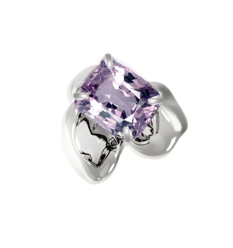 18 Karat White Gold Contemporary Stud Earrings with Cushion Purple Spinels In New Condition In Berlin, DE