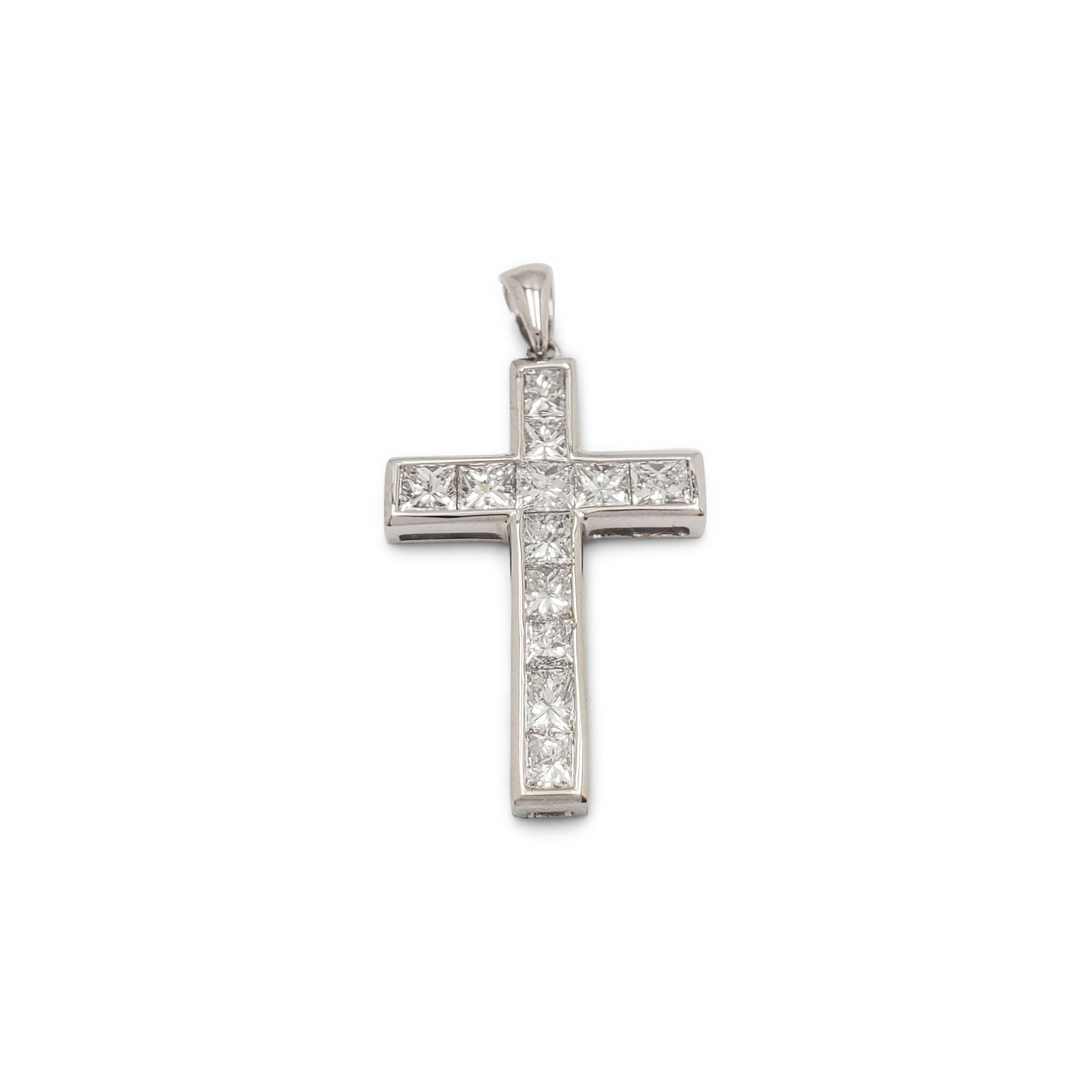 18 Karat White Gold Cross Pendant In Excellent Condition In New York, NY