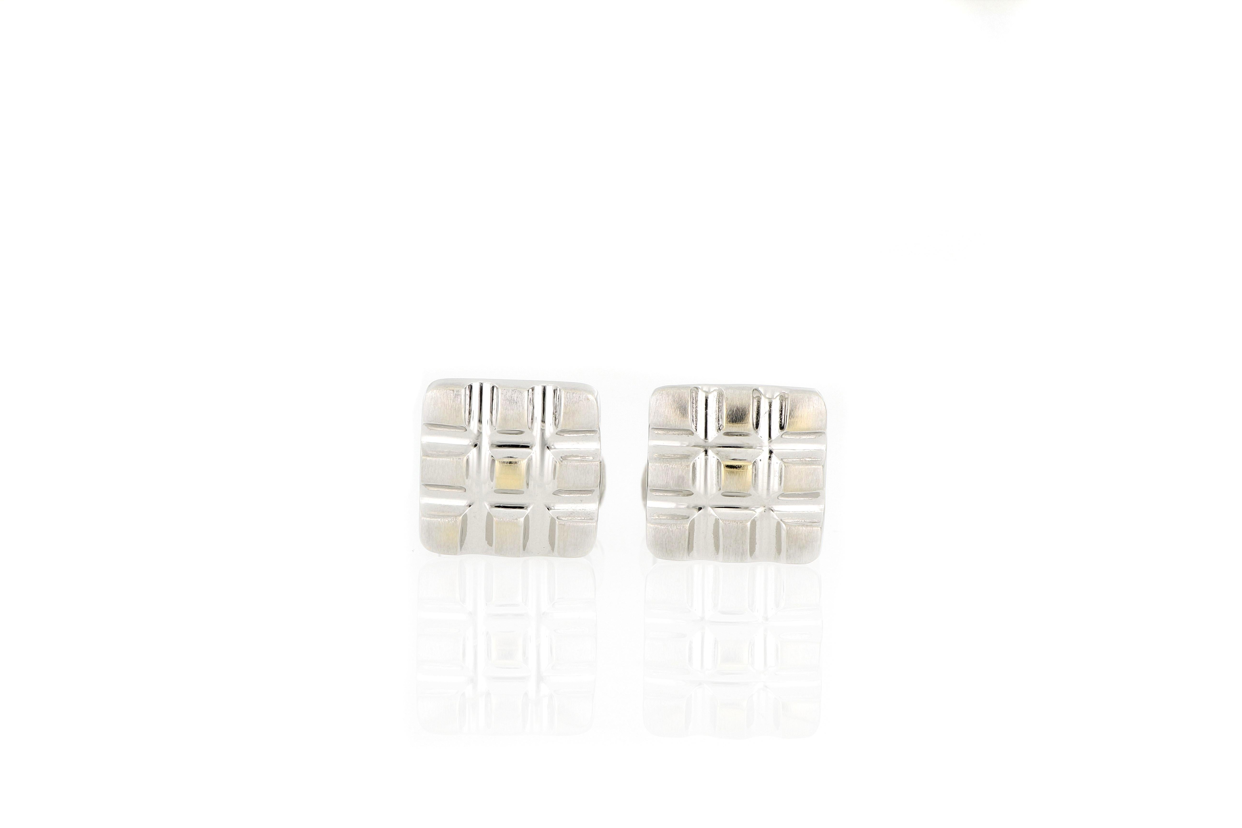 This pair of cufflinks are made of 18K white gold, designed and made in Italy, simple and elegant, matching different style of suits and shirts.
The company was founded one and a half centuries ago in Macau. The brand is renowned for its high
