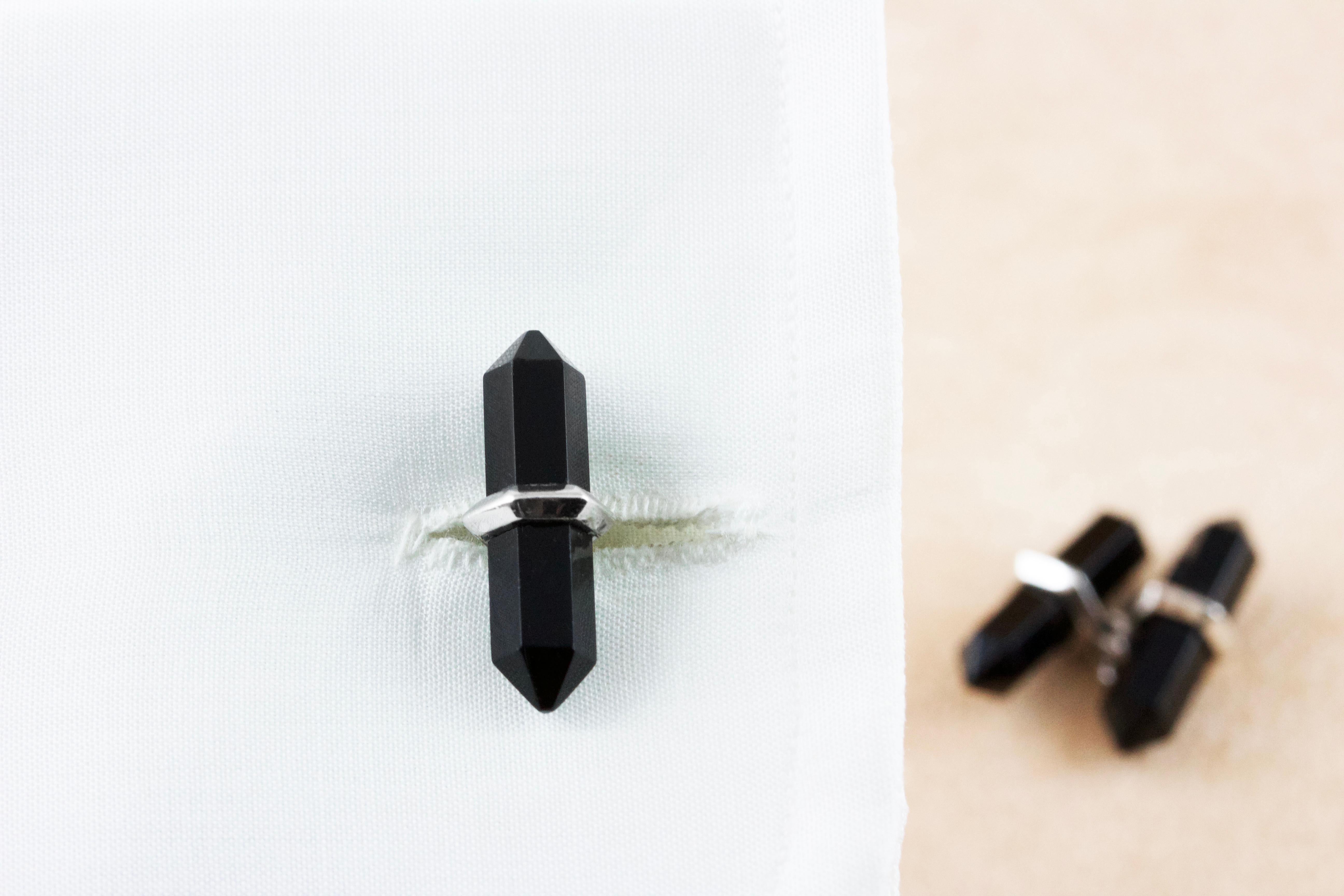 Die zeitlose Farbkombination aus Schwarz und Weiß verleiht diesem Paar Manschettenknöpfe ein raffiniertes und markantes Aussehen. 
Die identische Vorderseite und der Knebel haben die Form eines länglichen Sechsecks aus Onyx, während der Stift aus 18