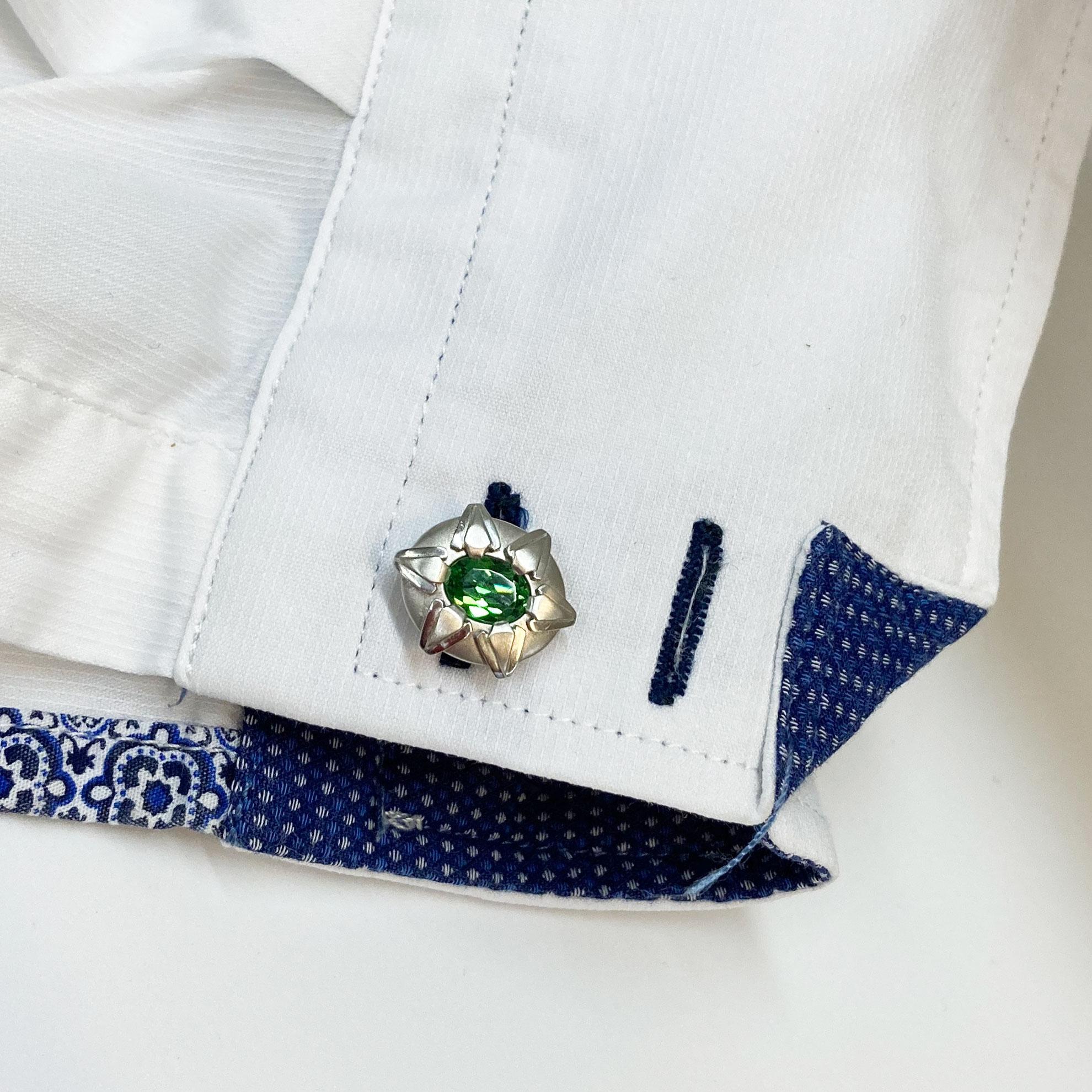 A paire 18 Kt White Gold Cufflinks showcases 2 Tsavorites oval shaped with a total weight of 1.93 ct
This exravagant piece of men jewelry gives you a touch of exclusivity.
A handmade unique piece made by sueños Zurich.
