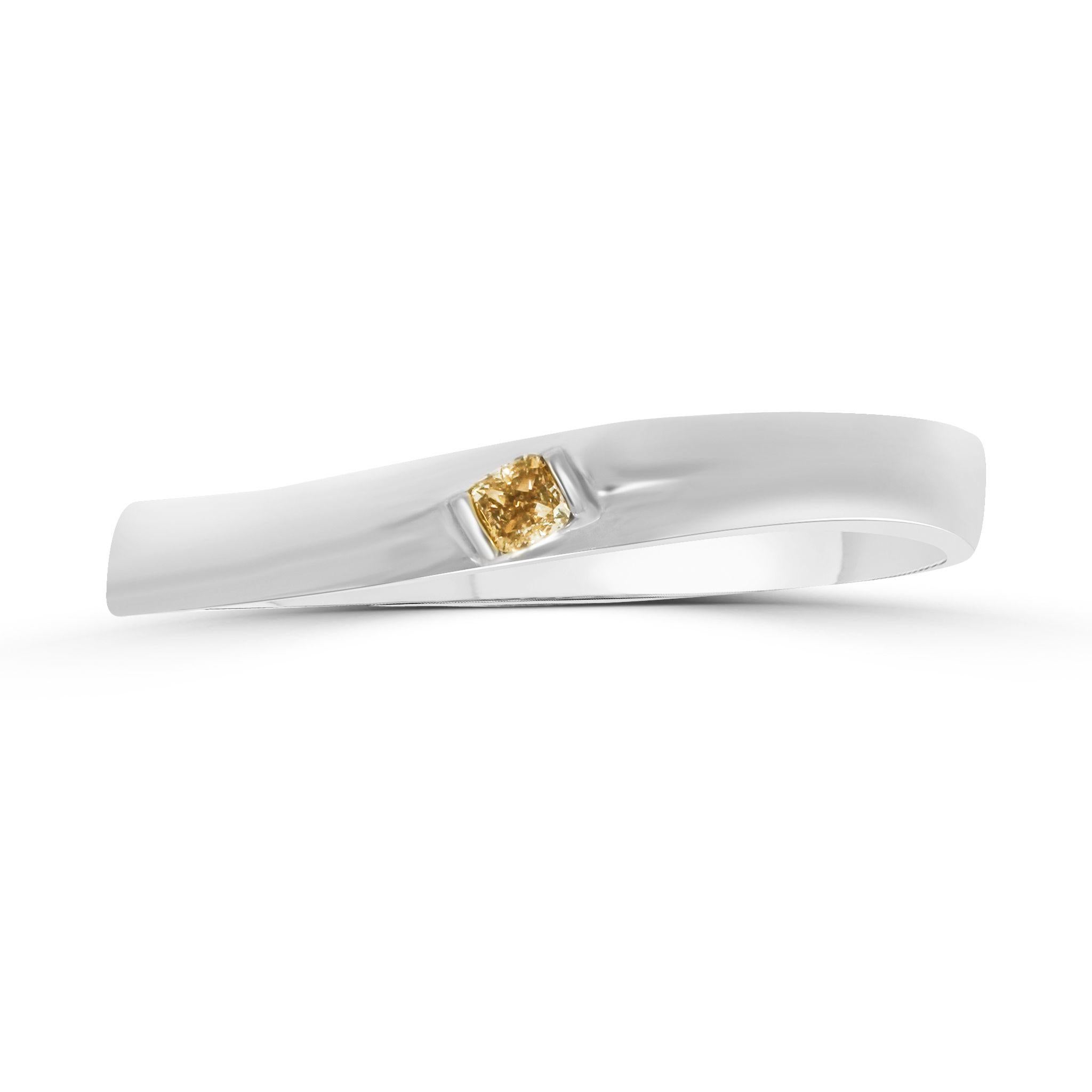 Taille coussin Bague Curve Unity en or blanc 18 carats avec diamants de couleur fantaisie en vente