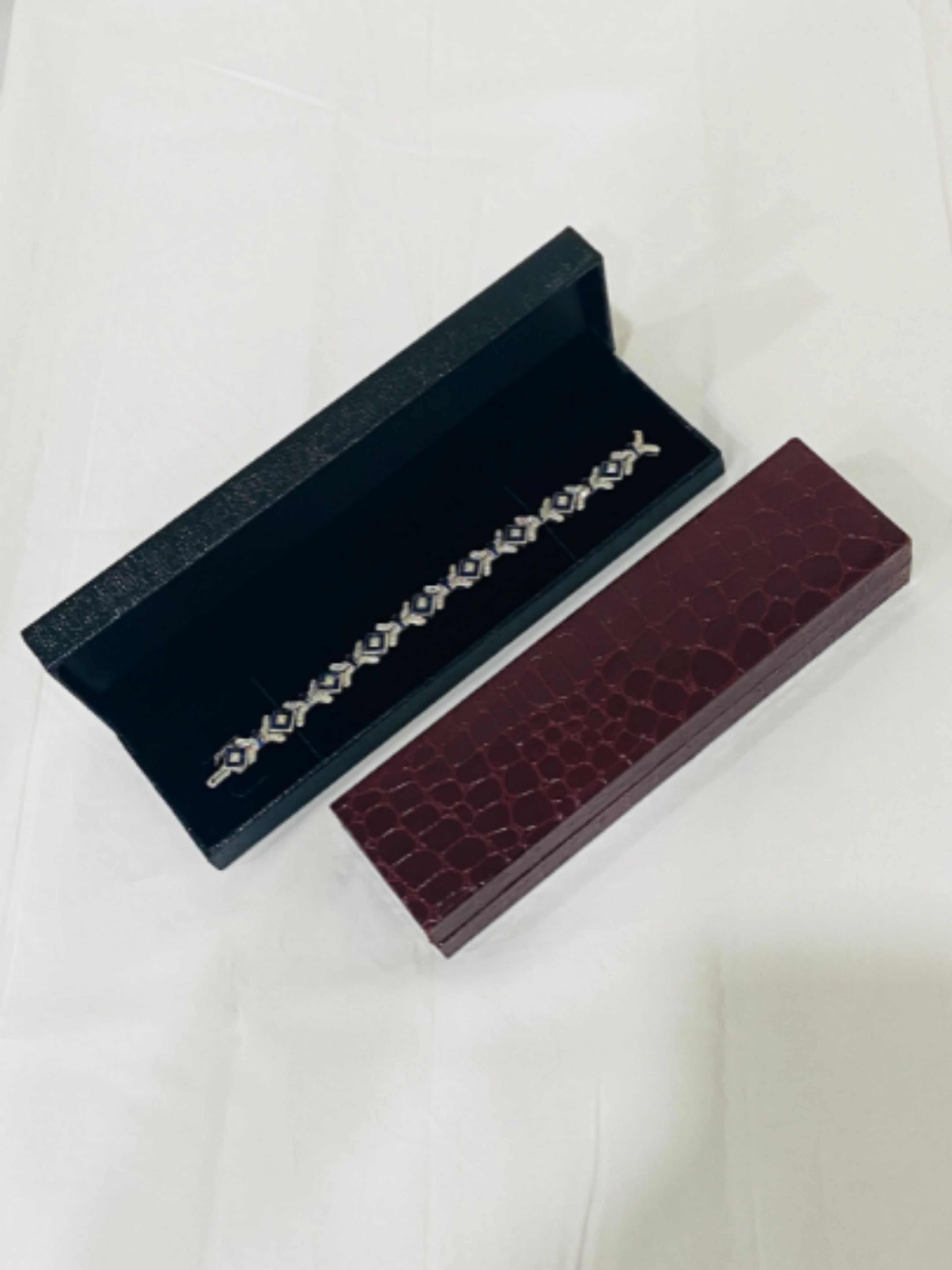 18 Karat White Gold 19.15 Carat Dark Blue Sapphire Tennis Bracelet For Sale 2
