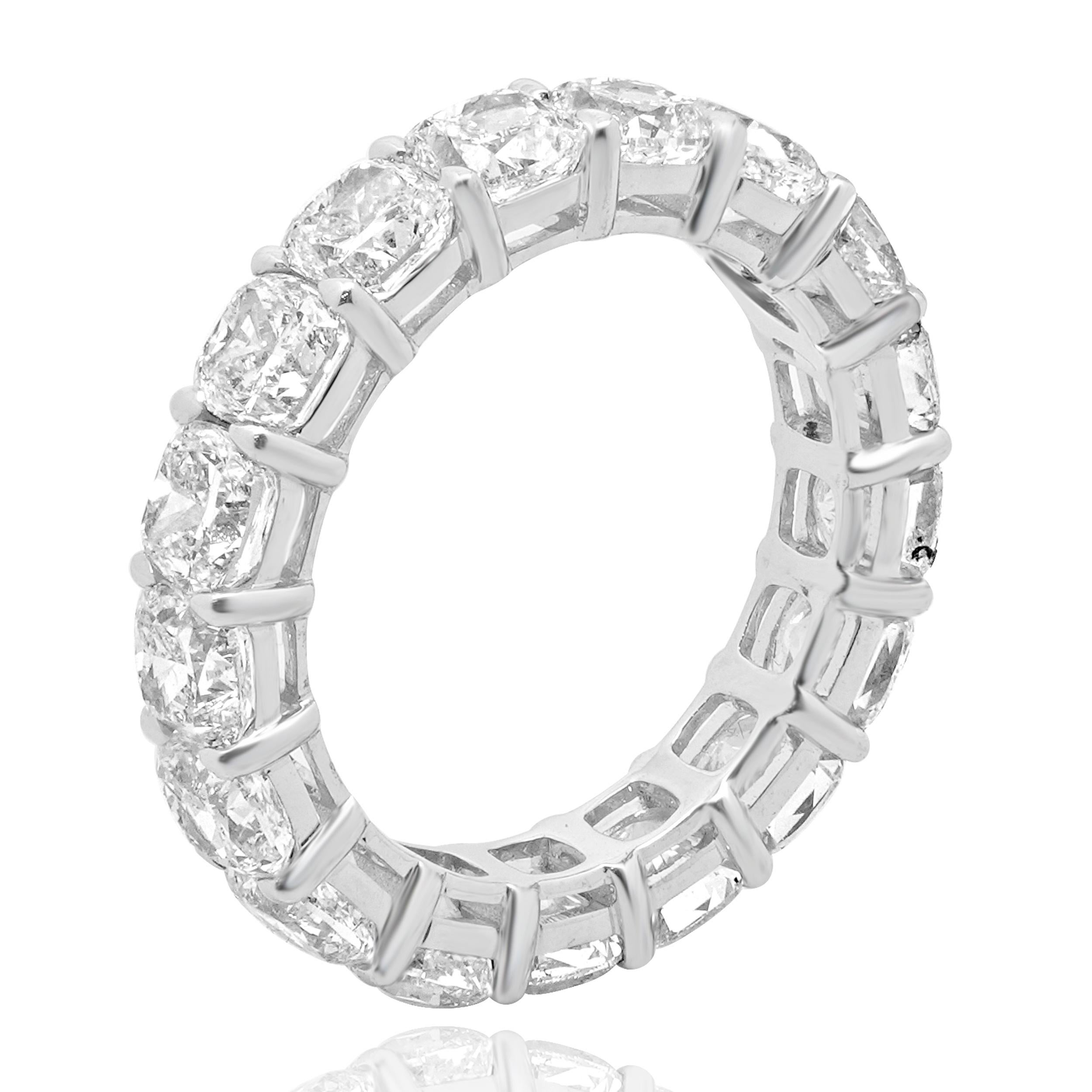 Designer: personalizzato
Materiale: oro bianco 18 carati
Diamante: 17 tagli a cuscino = 7,00cttw
Colore: G
Chiarezza: SI1
Misura dell'anello: 6.5 (si prega di prevedere due giorni di spedizione in più per le richieste di misura)
Peso: 4.37 grammi
