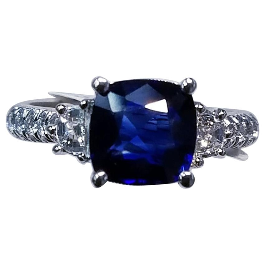 18 Karat White Gold Round Cut 2.18 Carat Blue Sapphire and Diamond Ring For Sale at 1stDibs
