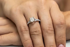 Ring „ANNIVERSARY“ aus 18 Karat Weißgold mit Diamant im Kissenschliff