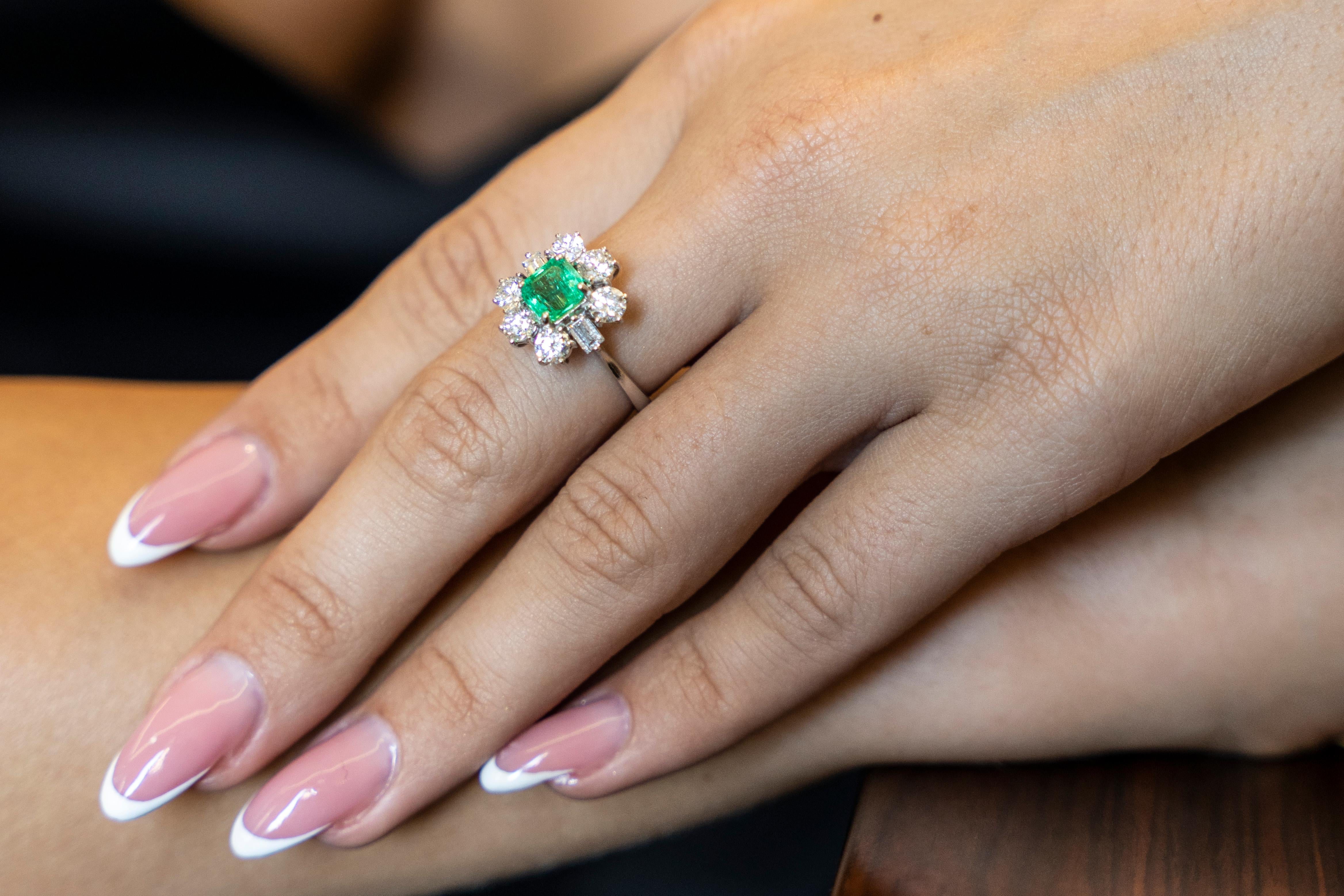 Dieser elegante Ring aus 18 Karat Weißgold ist aus unserer Timeless Collection. Er besteht aus einem kissenförmigen Smaragd von 1,01 Karat, verziert mit farblosen Diamanten von insgesamt 1,36 Karat. Das Gesamtgewicht des Metalls beträgt 4,20 g. Ein