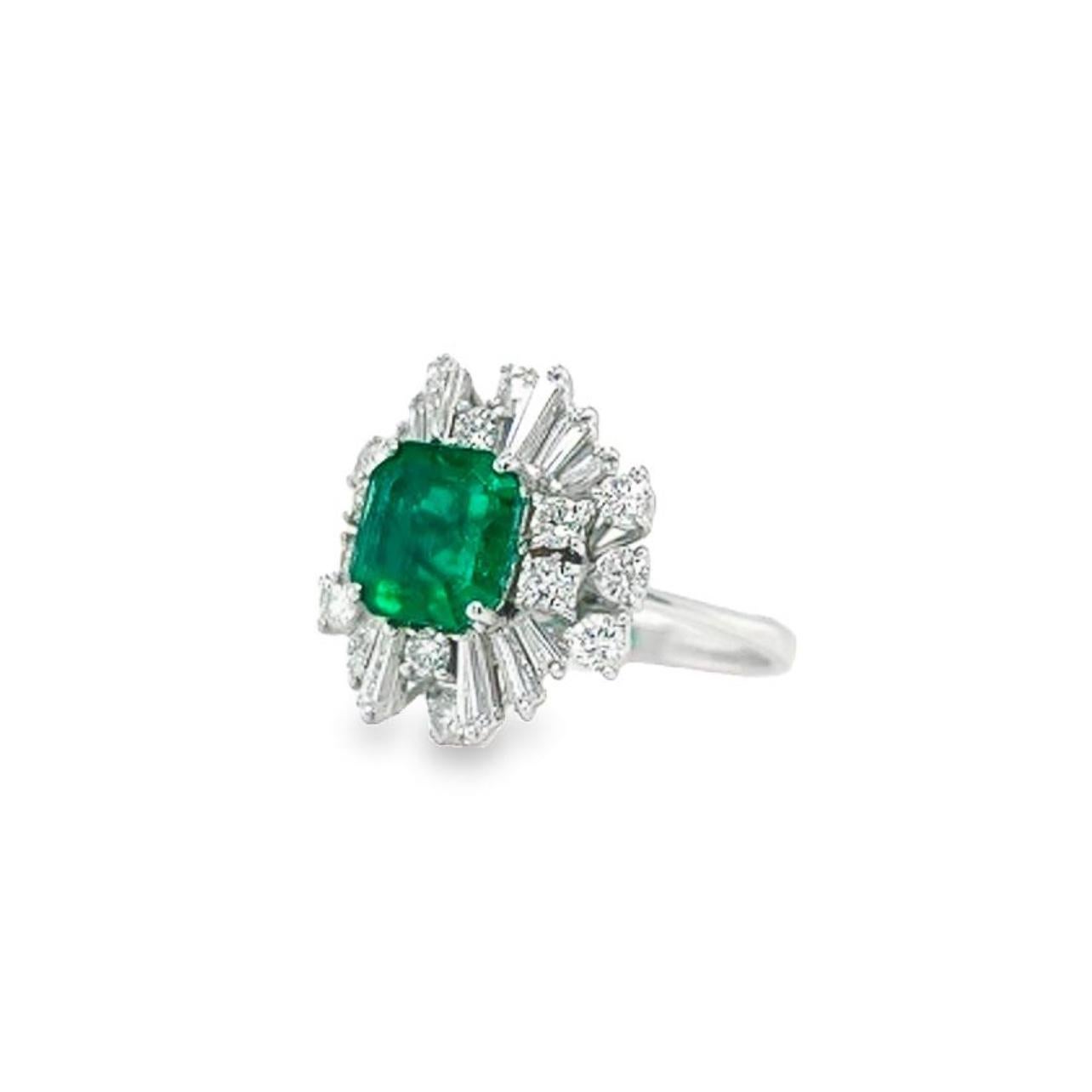 18 Karat White Gold Cushion Emerald Diamond Cocktail Ring In New Condition For Sale In Monte-Carlo, MC