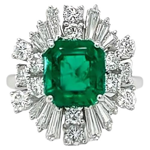 Anello da cocktail con diamante smeraldo a cuscino in oro bianco 18 carati in vendita