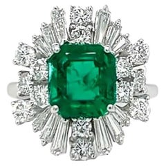 Anello da cocktail con diamante smeraldo a cuscino in oro bianco 18 carati