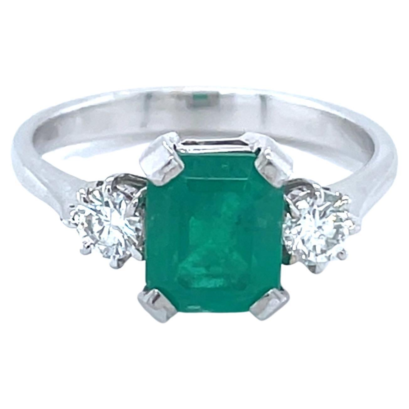 Dieser elegante Ring aus 18 Karat Weißgold ist aus unserer Timeless Collection'S. Er besteht aus einem kissenförmigen Smaragd von 1,51 Karat, verziert mit 2 farblosen runden Diamanten von insgesamt 0,32 Karat. Das Gesamtgewicht des Metalls beträgt