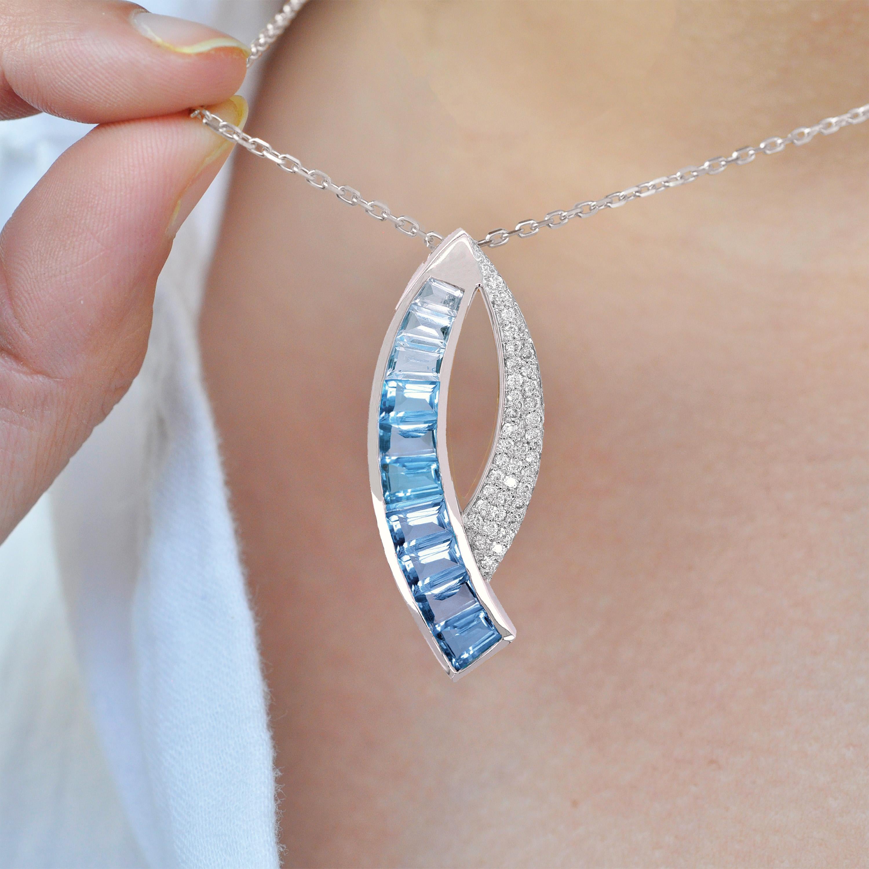La spilla a pendente in oro bianco 18 carati con taglio personalizzato a baguette con diamanti e topazio blu è un gioiello straordinario che mette in mostra la bellezza del topazio blu e dei diamanti in un design innovativo.

La spilla con ciondolo