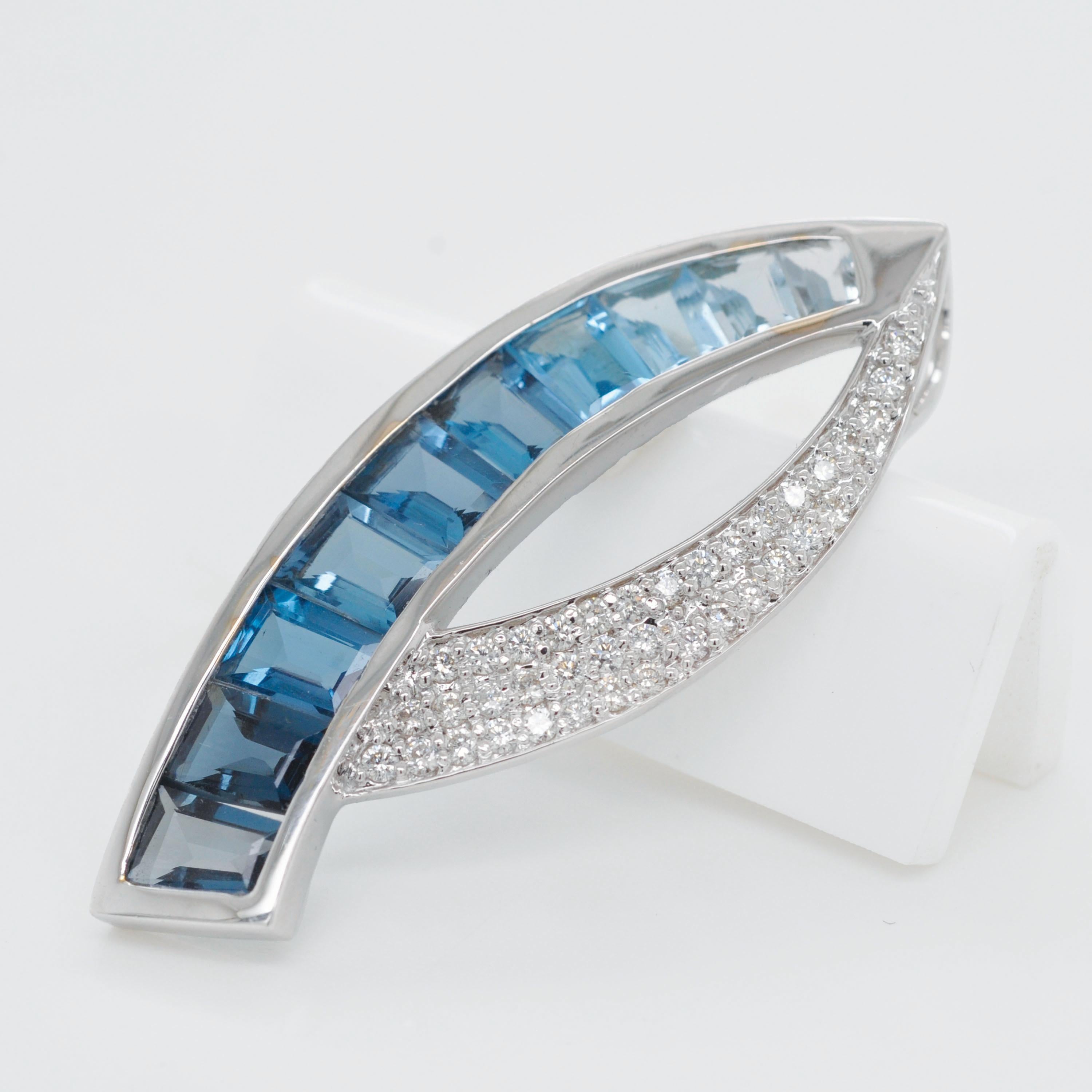 Ciondolo in oro bianco 18 carati con taglio personalizzato Baguette con diamante Topazio Blu in vendita 1