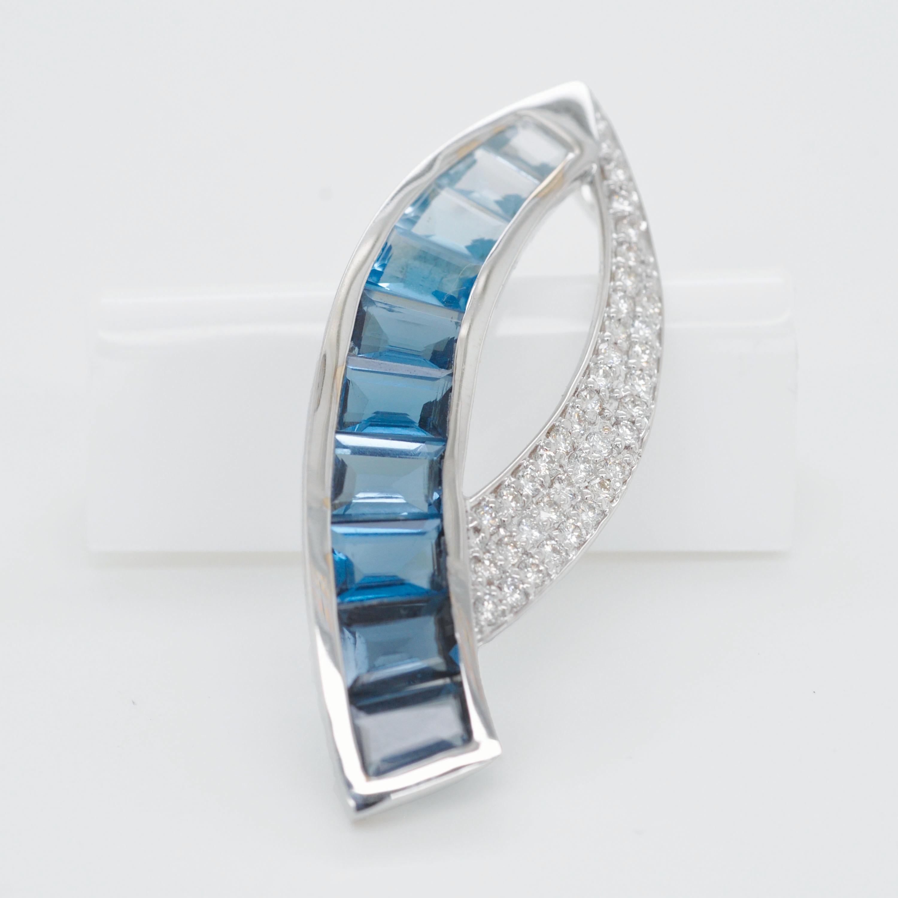 Ciondolo in oro bianco 18 carati con taglio personalizzato Baguette con diamante Topazio Blu in vendita 2