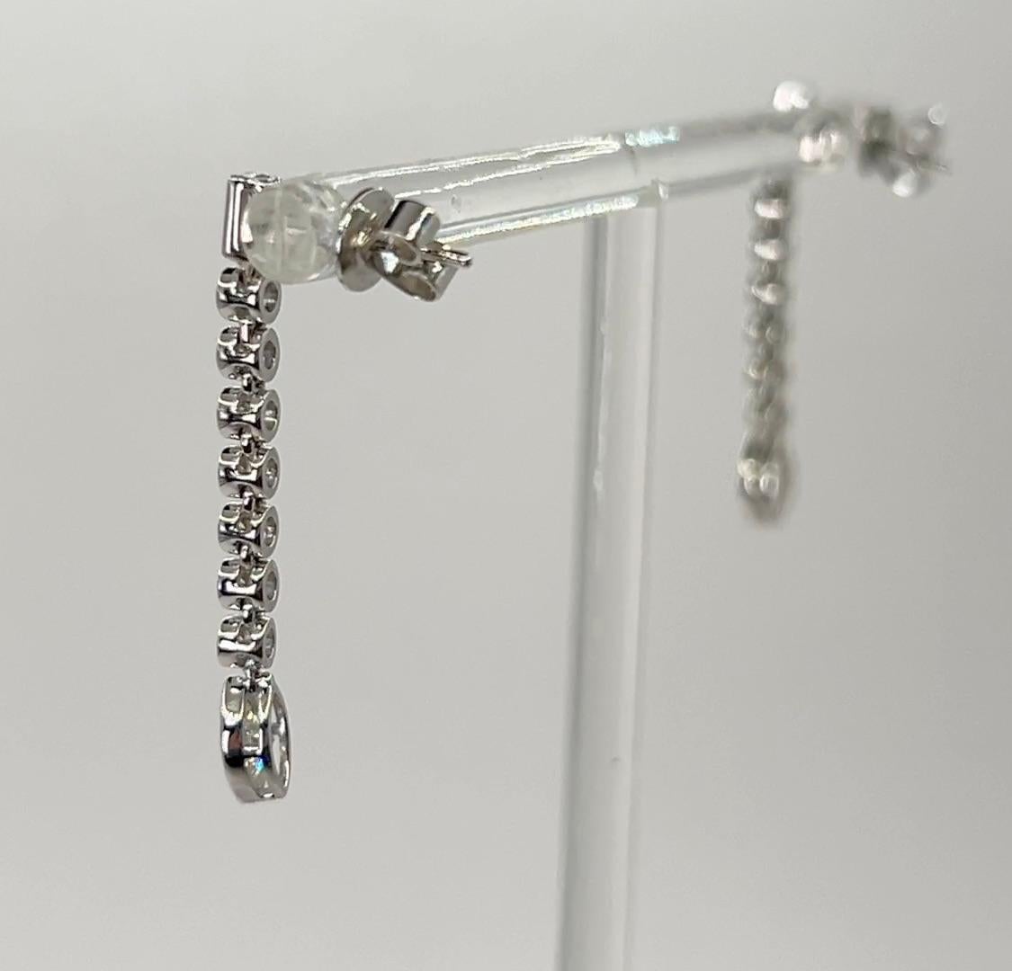 18 Karat White Gold Dangle Earrings with 1.53 Carat Total Weight of Diamonds In Excellent Condition For Sale In New York, NY