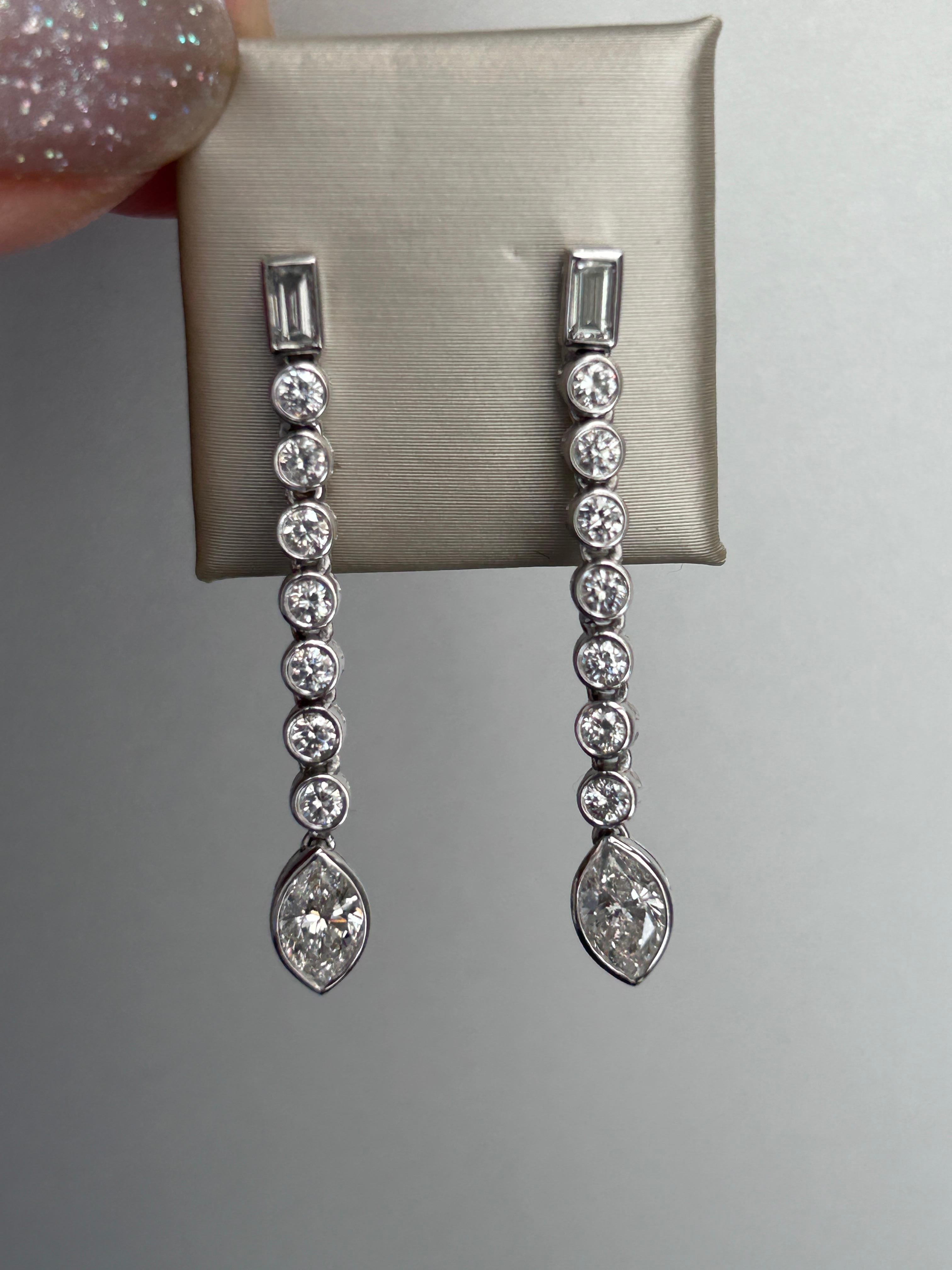 Women's or Men's 18 Karat White Gold Dangle Earrings with 1.53 Carat Total Weight of Diamonds For Sale