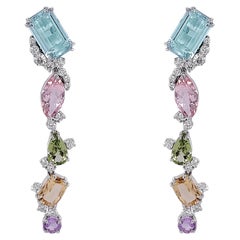 Orecchini pendenti in oro bianco 18 carati con gemme multicolore e diamanti.