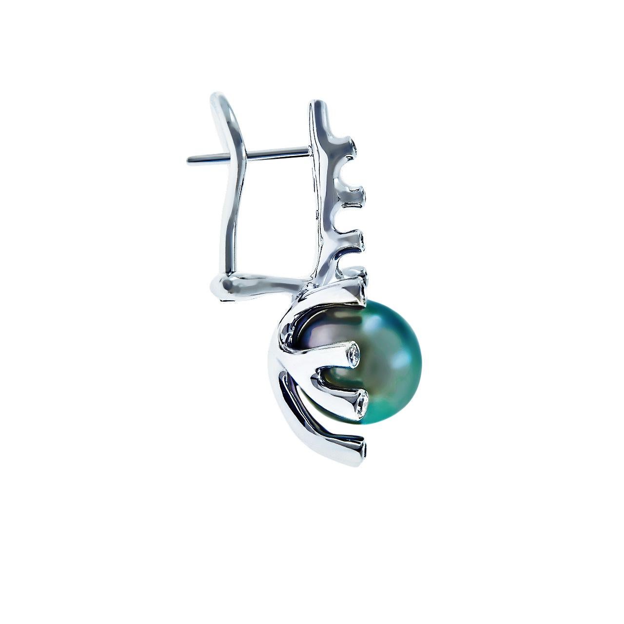 - 24 Round Diamonds - 0.40 ct, E-F/VS
- 8.5-9 mm Dark Tahitian pearl
- 18K White Gold 
- Weight: 9.47 g
This pair of earrings from the Corals collection of Jewellery Theatre features two lustrous Dark Tahitian pearls surrounded with gold corals with