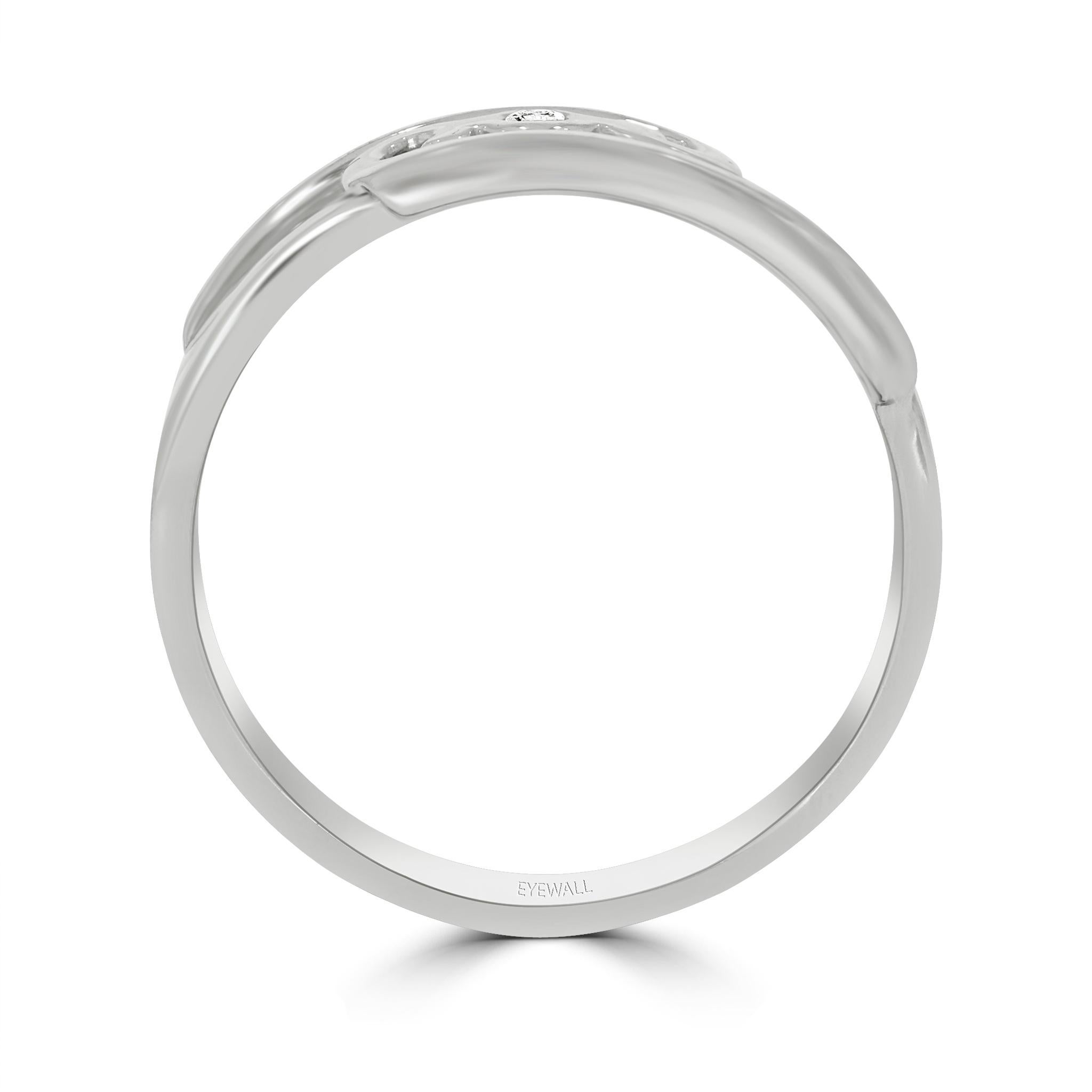Questo squisito anello in oro 18 carati è caratterizzato dai dettagli. L'intricato disegno sulla parte anteriore della fascia cattura la luce e attira lo sguardo.

Che tu voglia regalarti o trovare il regalo perfetto, questa rivisitazione unica di