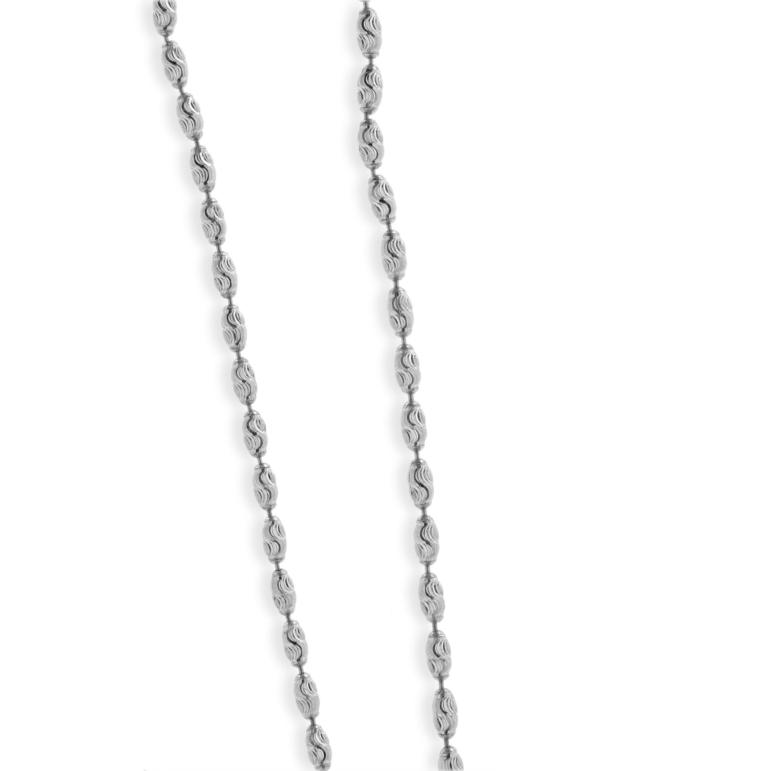 Taille ronde Collier en or blanc 18 carats avec lettre H en diamant 3D en vente