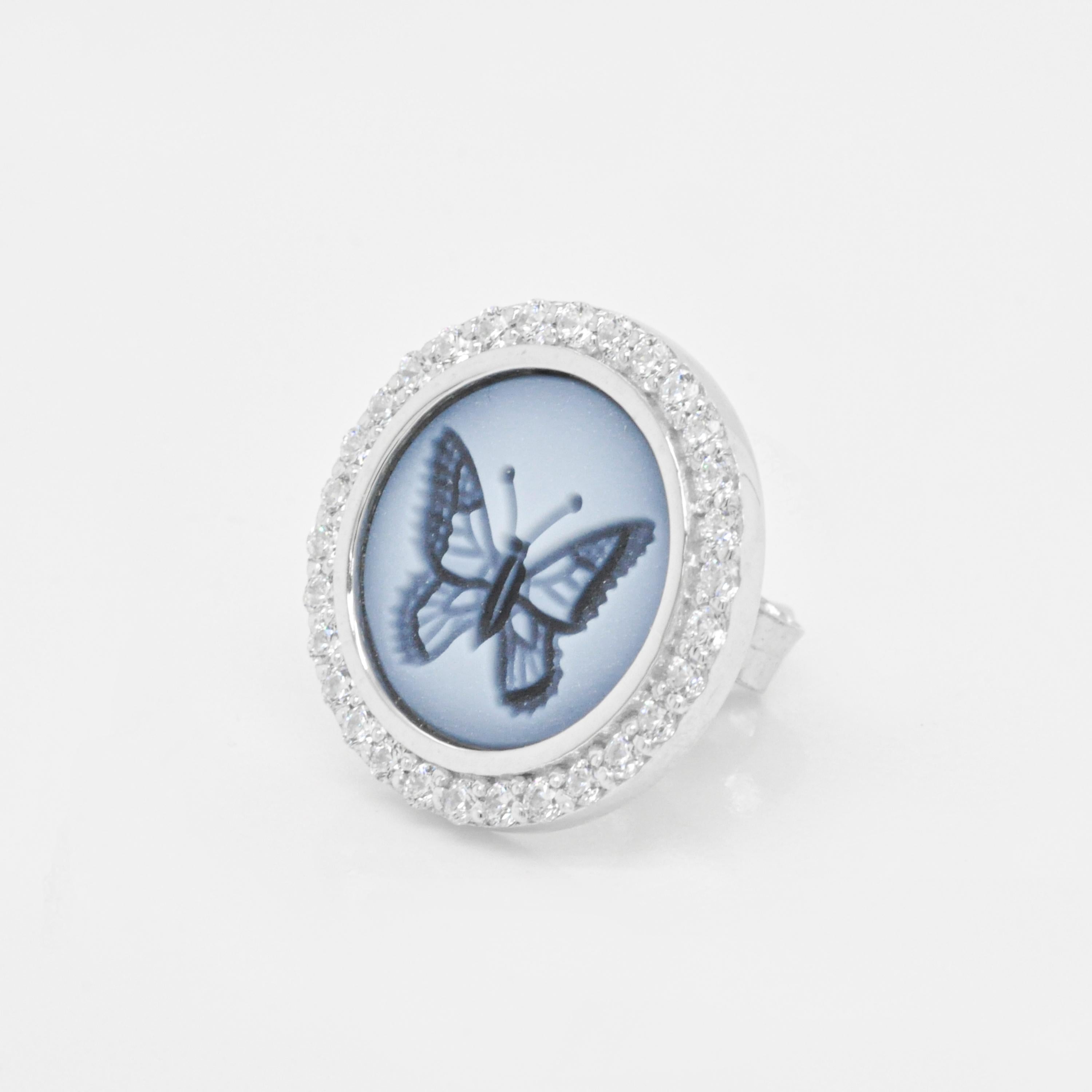 18 Karat White Gold Diamond Agate Butterfly Intaglio Studs Earrings In New Condition For Sale In Jaipur, Rajasthan