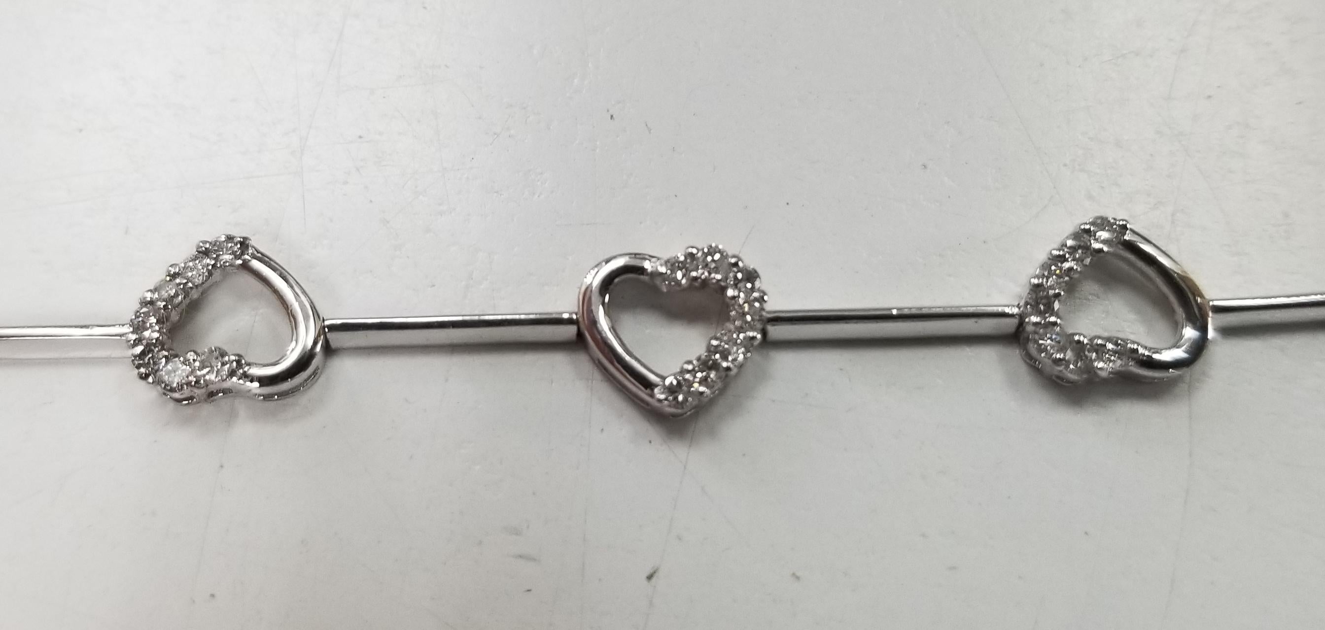 Round Cut 18 Karat White Gold Diamond Alternating Hearts Bracelet For Sale