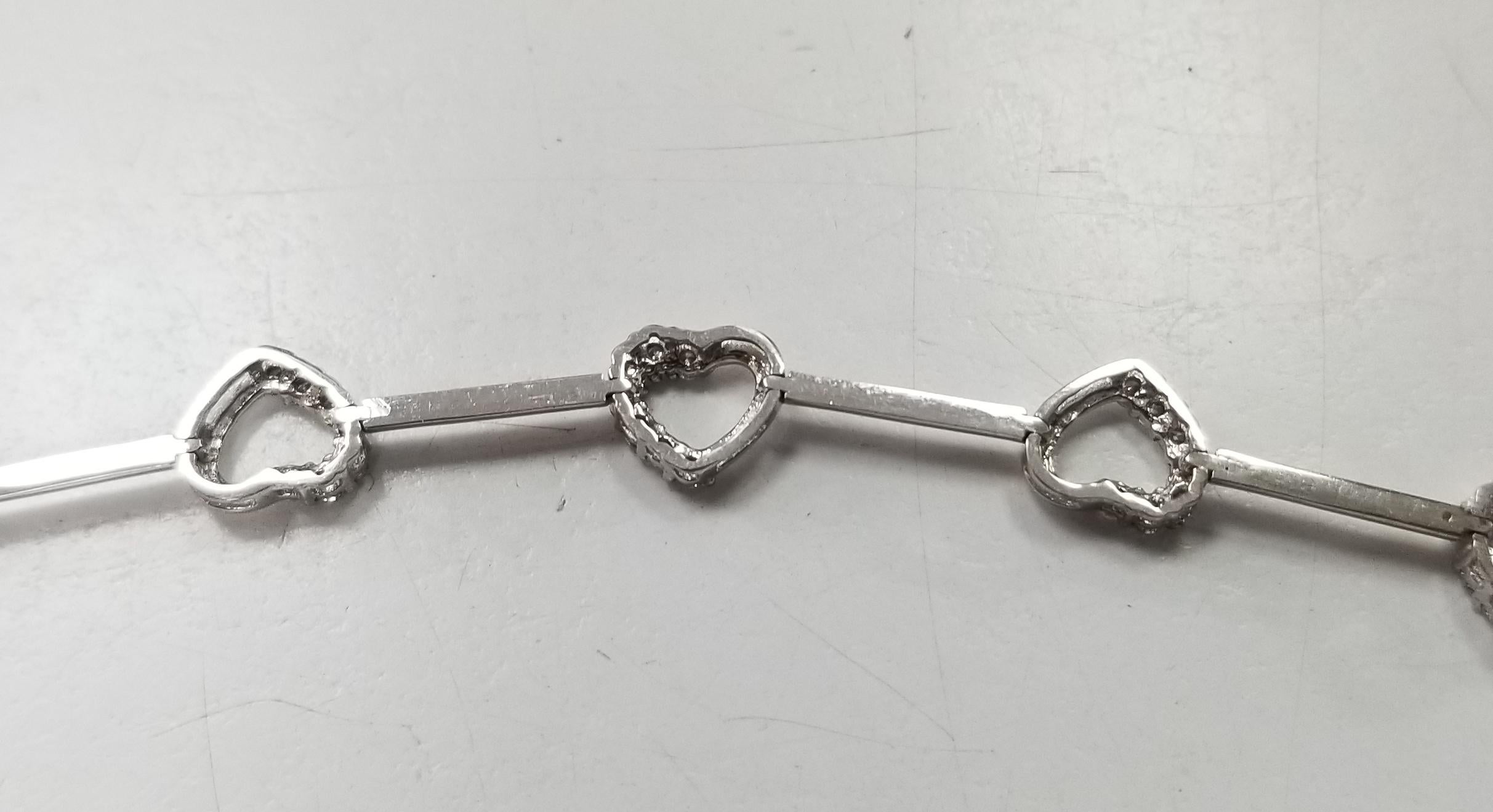 18 Karat White Gold Diamond Alternating Hearts Bracelet In New Condition For Sale In Los Angeles, CA