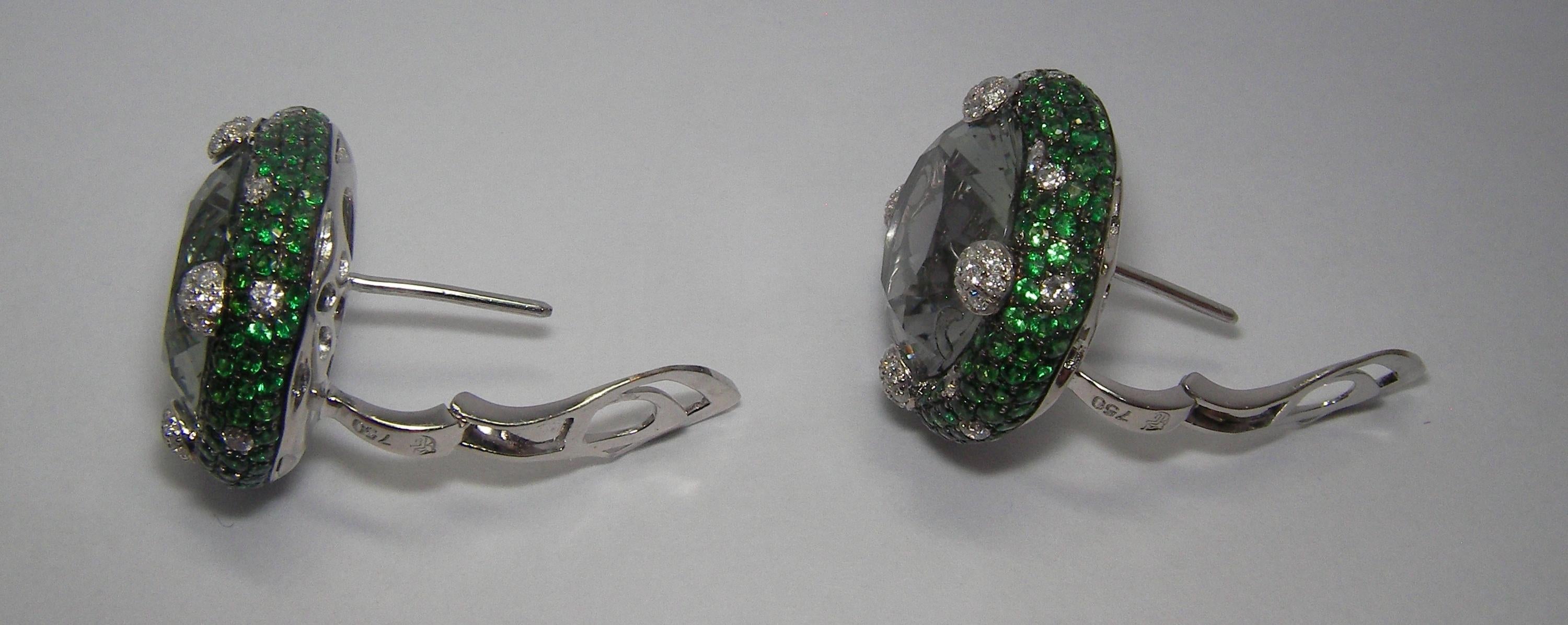 18 Karat White Gold Diamond Amethyst and Tsavorite Earrings In New Condition For Sale In Duesseldorf, DE