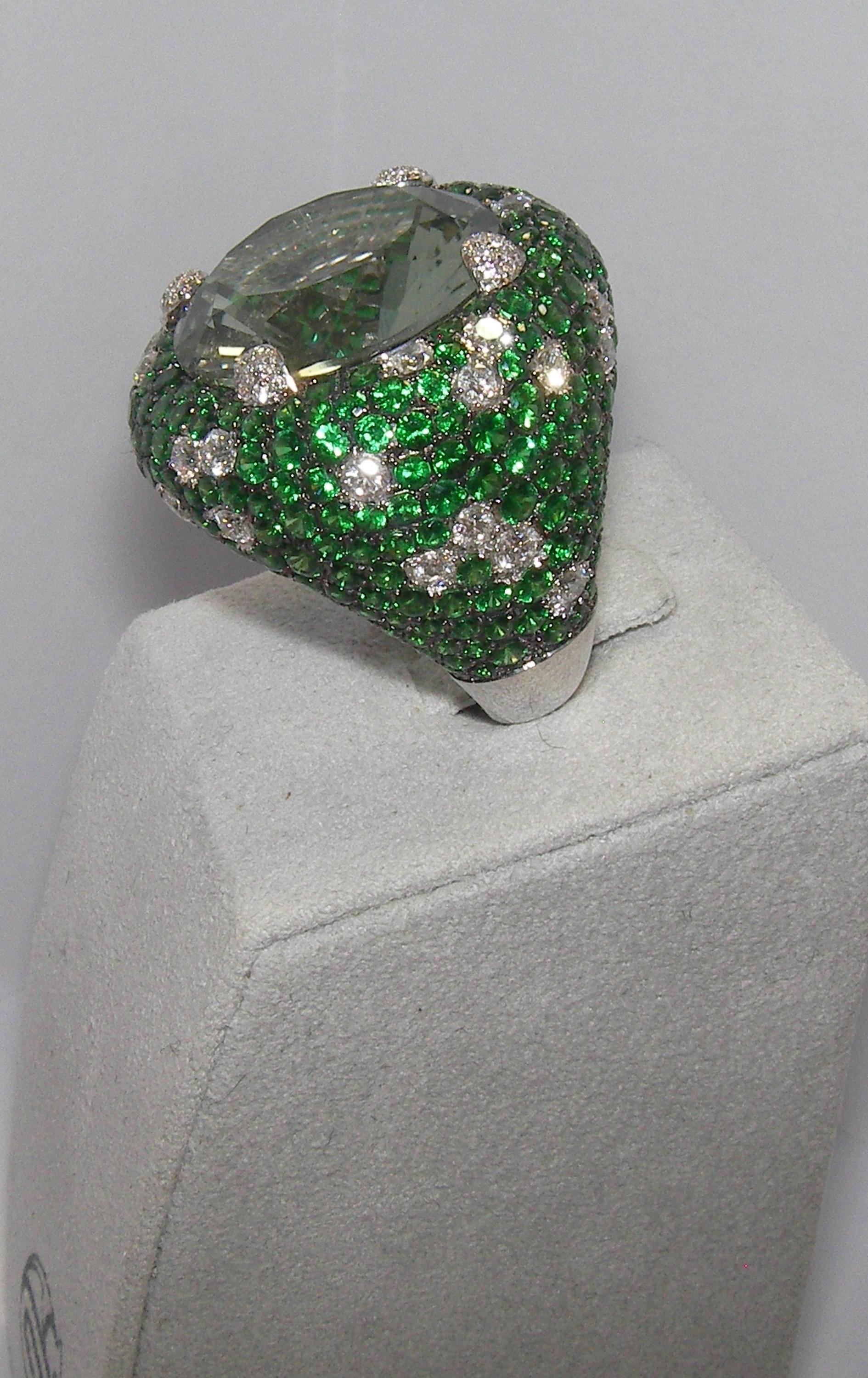 18 Karat White Gold Diamond Amethyst and Tsavorite Ring In New Condition For Sale In Duesseldorf, DE