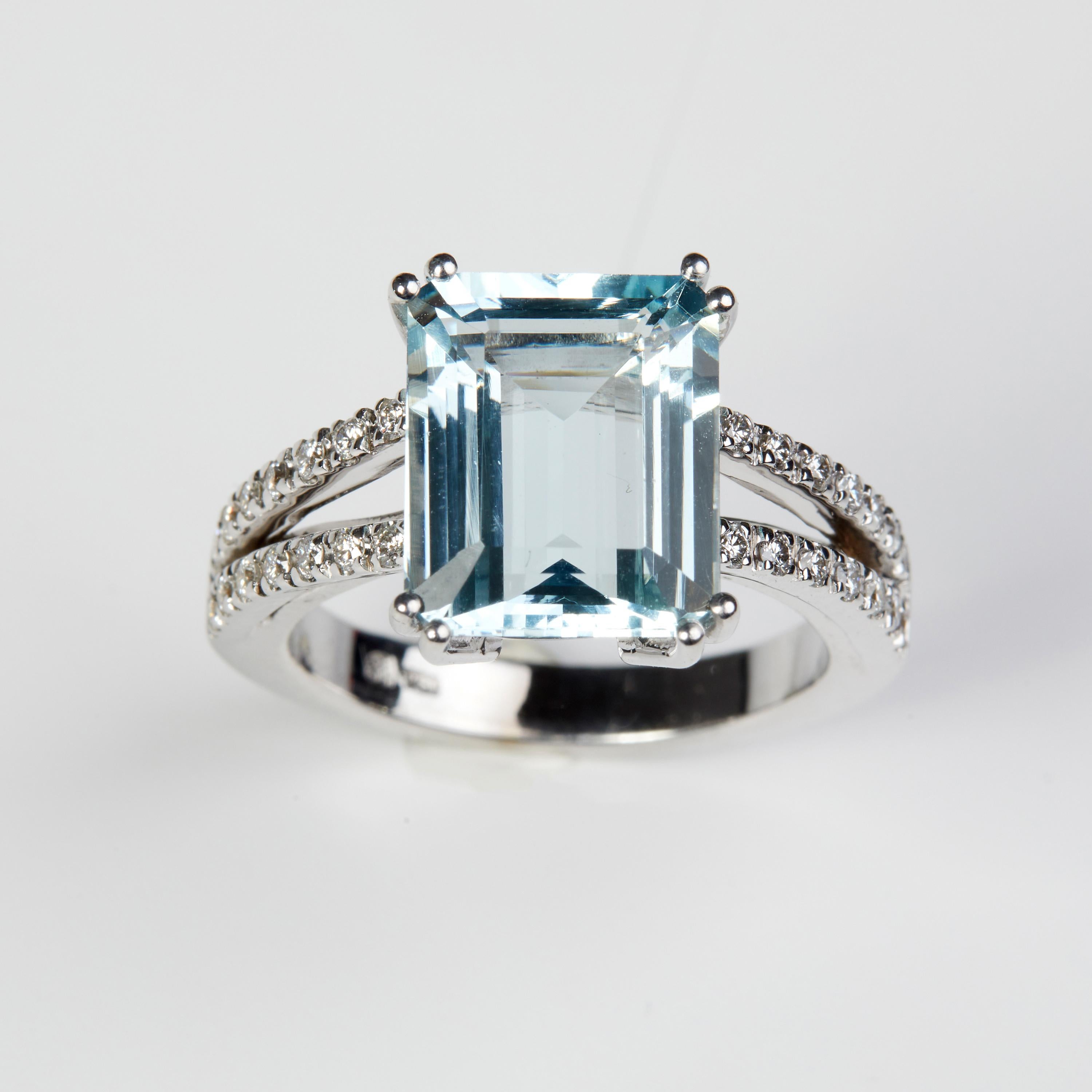 18 Karat White Gold Diamond and Aquamarine Ring

28 Diamonds 0.33 Carat
1 Aquamarine 5,48  carat



Size EU 55 US 7


Founded in 1974, Gianni Lazzaro is a family-owned jewelery company based out of Düsseldorf, Germany.
Although rooted in Germany,