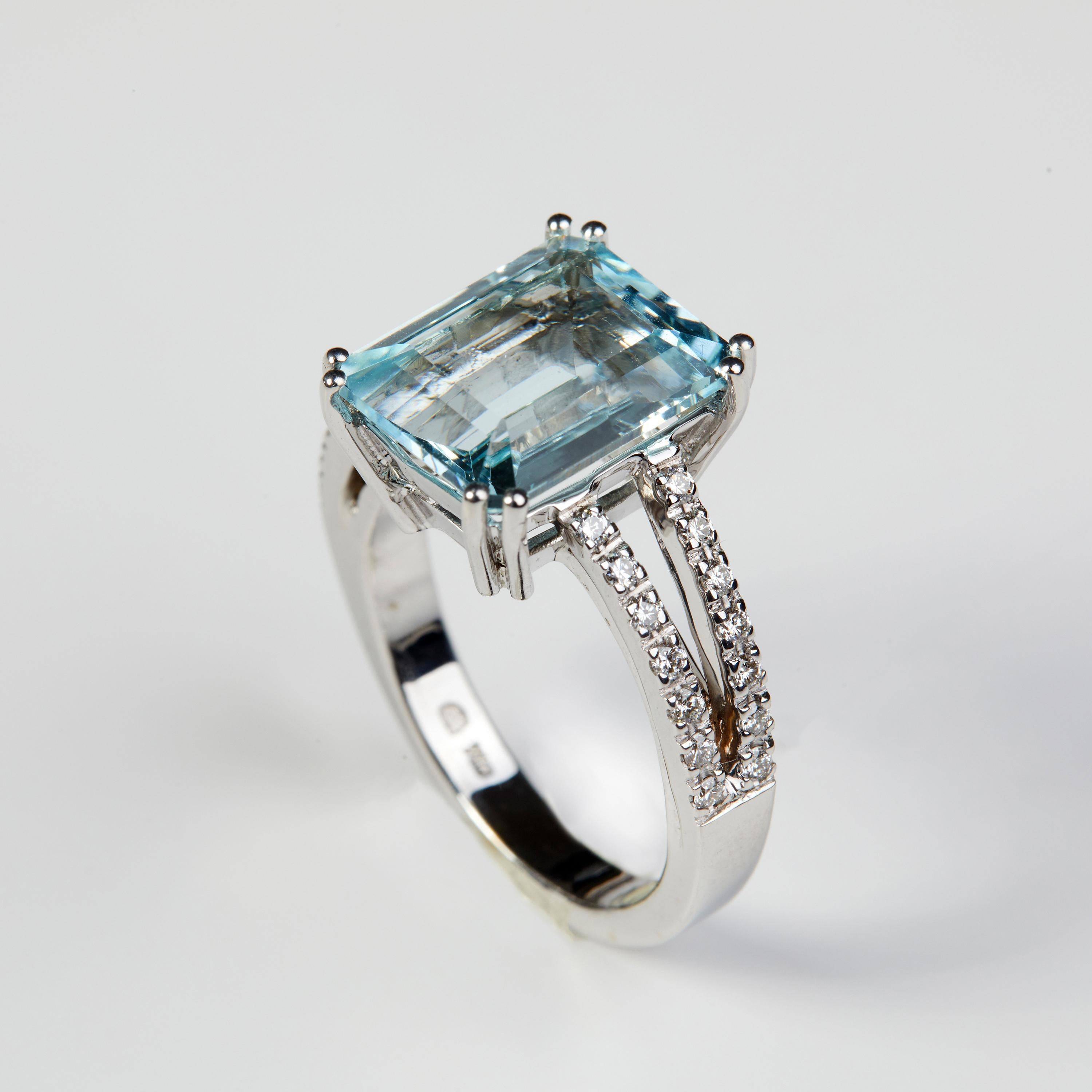 Oval Cut 18 Karat White Gold Diamond and Aquamarine Ring For Sale