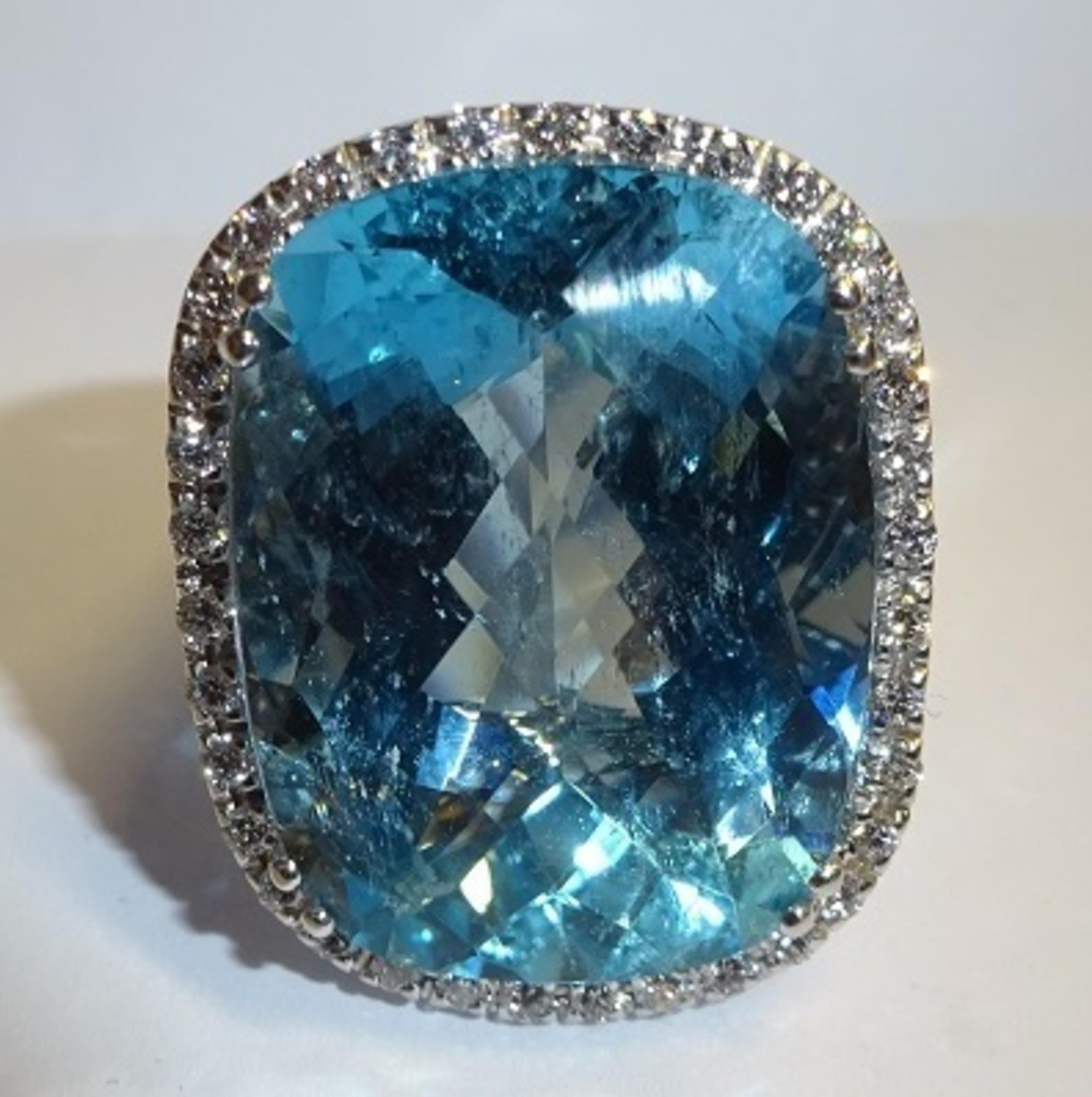 Oval Cut 18 Karat White Gold Diamond and Aquamarine Ring For Sale