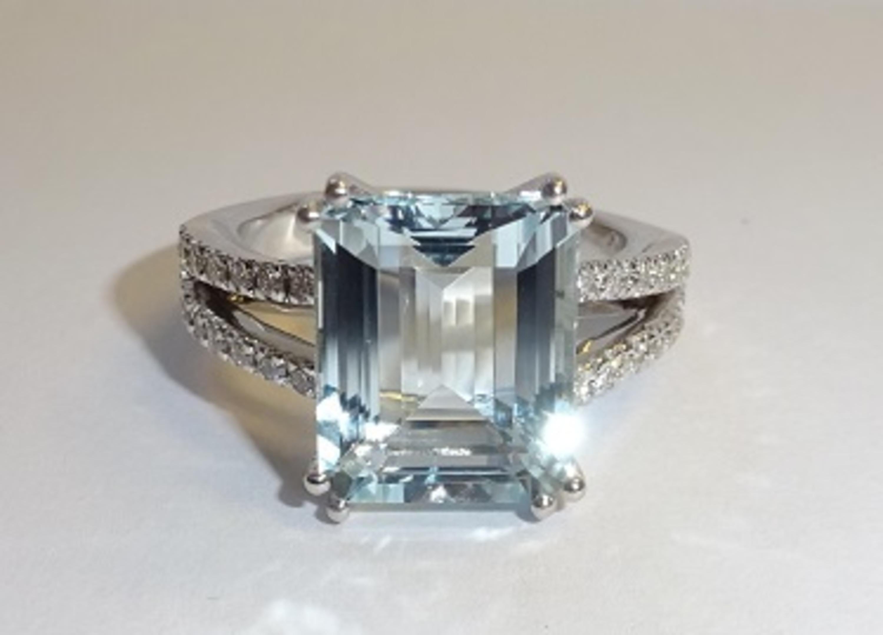 18 Karat White Gold Diamond and Aquamarine Ring In New Condition For Sale In Duesseldorf, DE