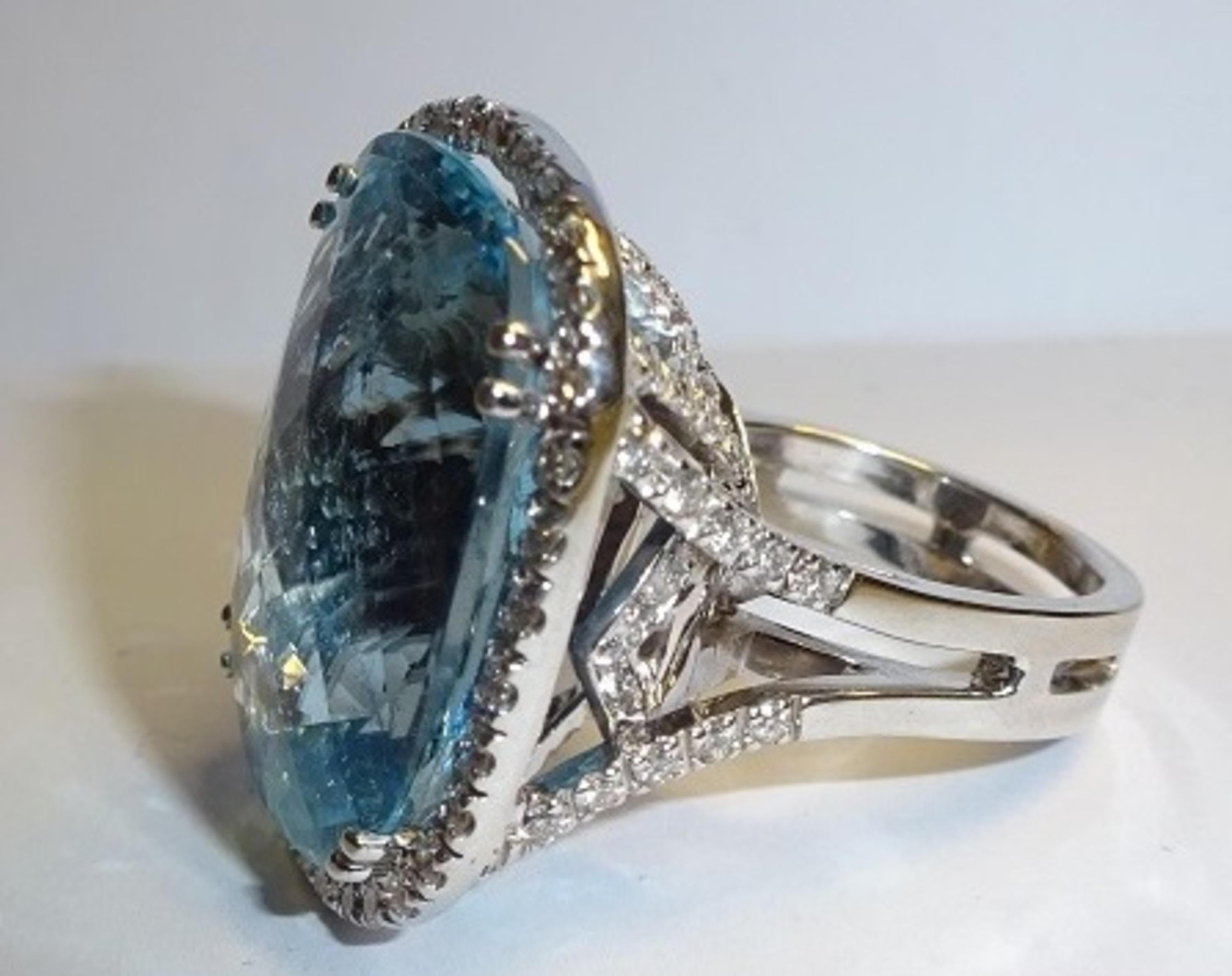 18 Karat White Gold Diamond and Aquamarine Ring In New Condition For Sale In Duesseldorf, DE