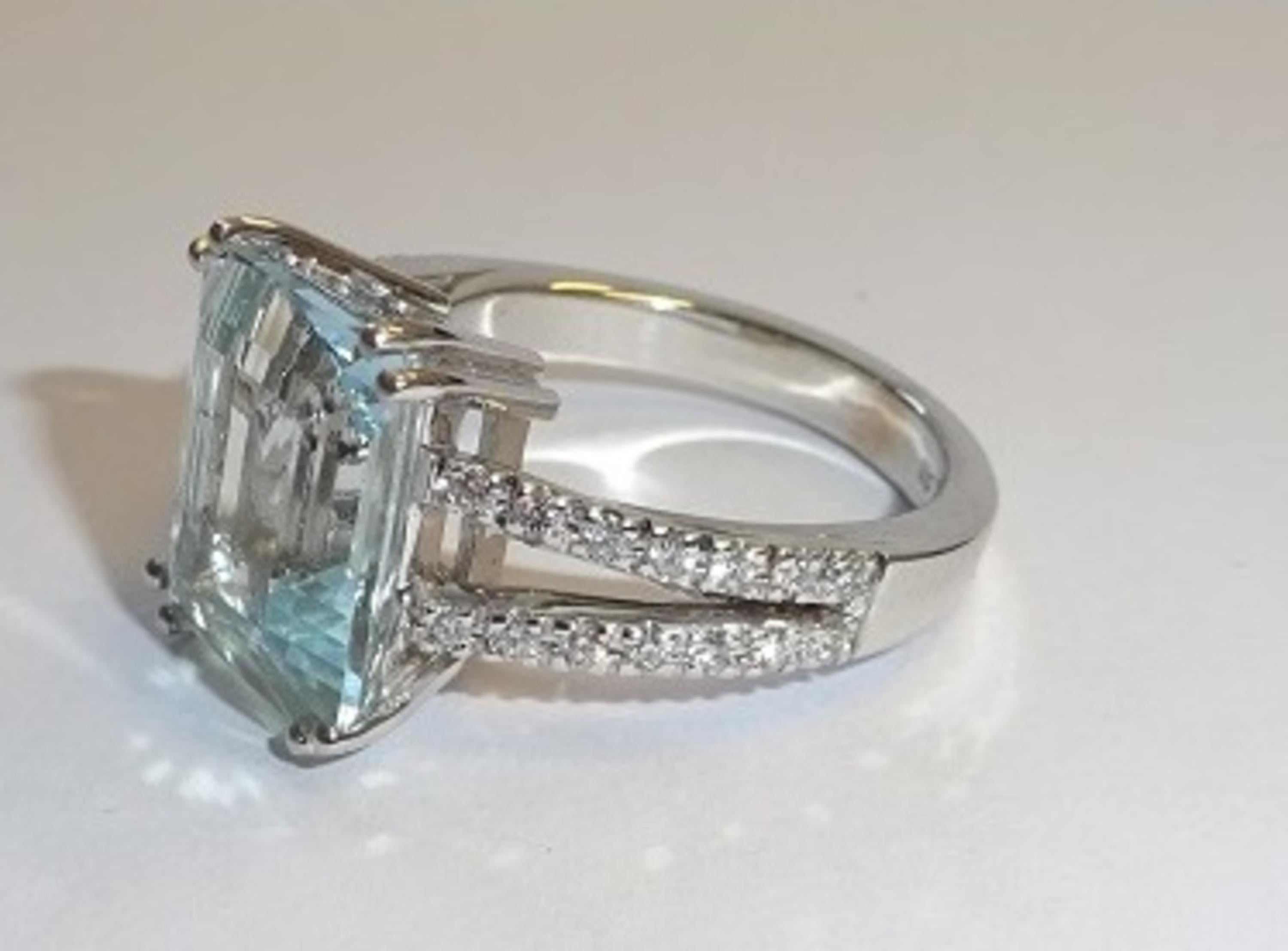Women's or Men's 18 Karat White Gold Diamond and Aquamarine Ring For Sale