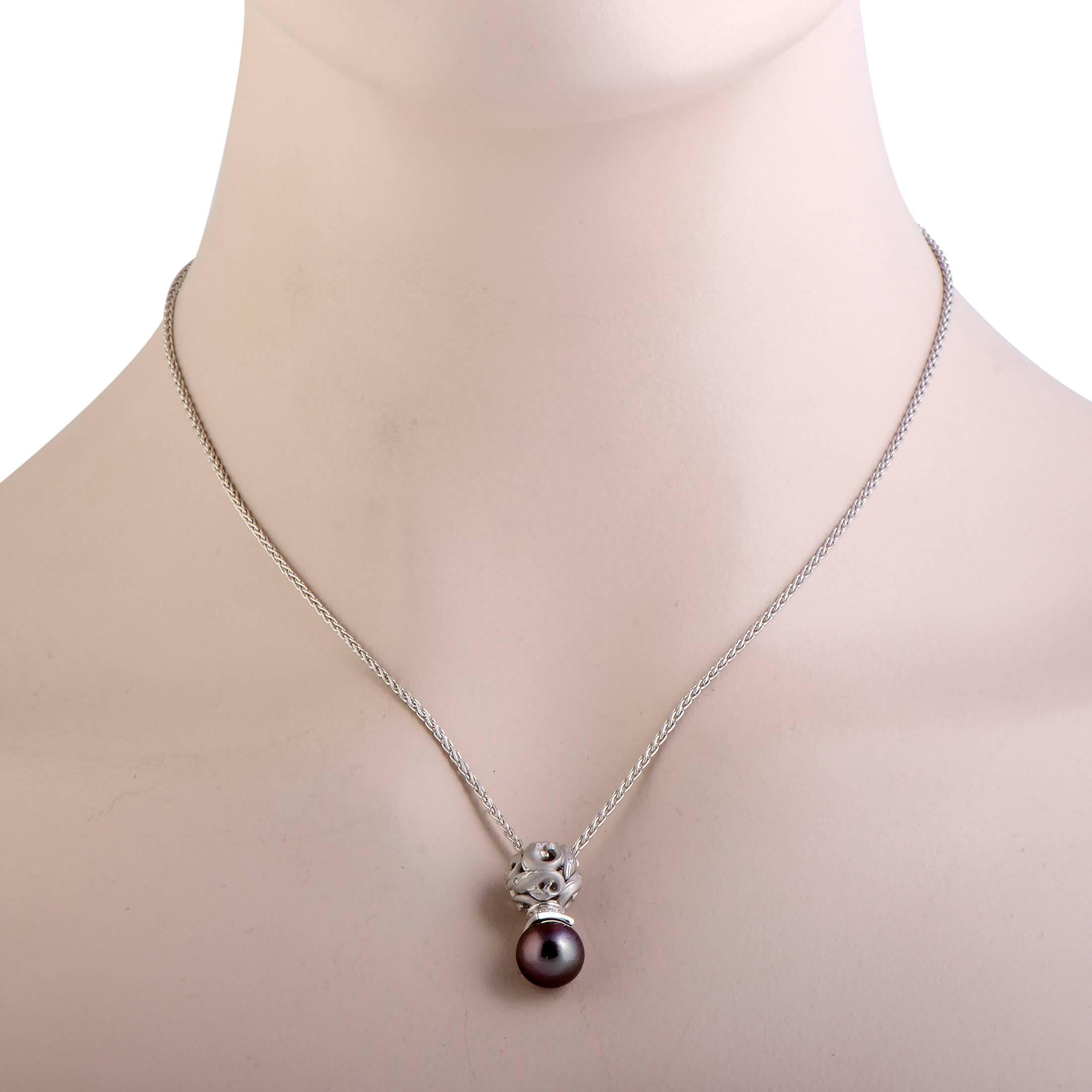 Producing an enchanting effect, the prestigious 18K white gold and alluring black pearl are harmoniously combined in this sublime piece designed by Carrera y Carrera. The necklace also boasts splendid diamonds that add a nifty luxurious touch to the