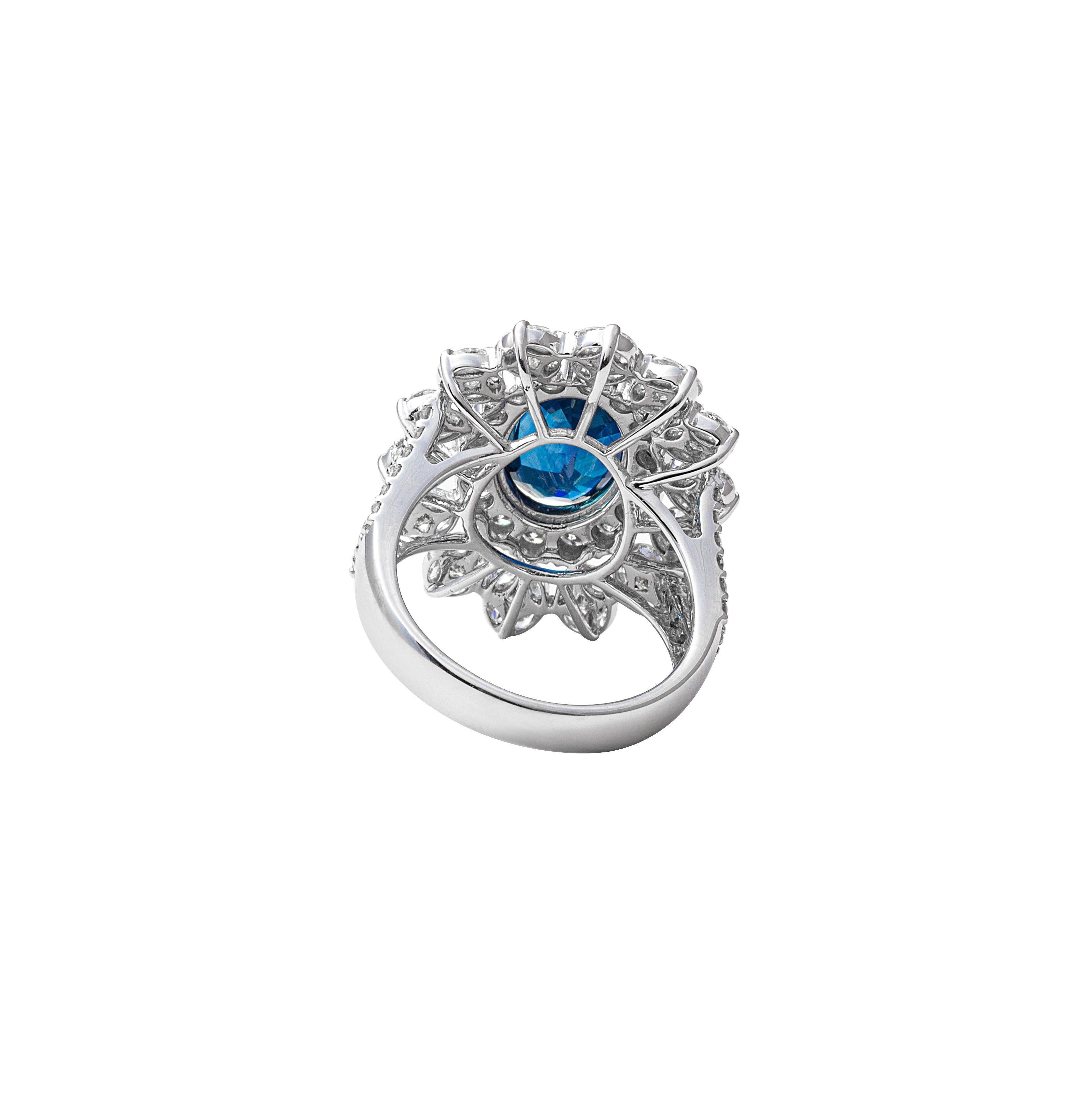 Contemporary 18 Karat White Gold Diamond and Blue Sapphire Cocktail Ring For Sale