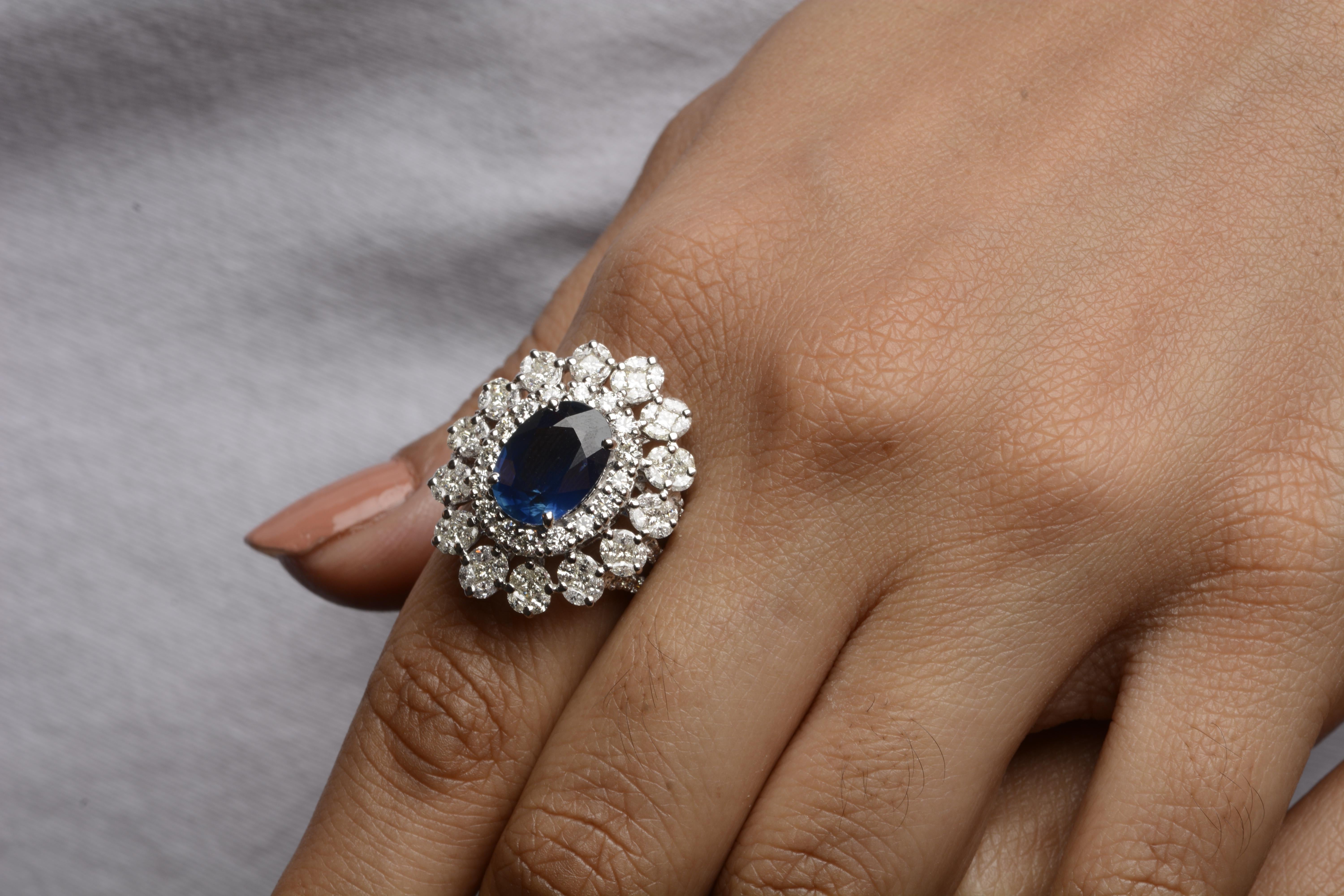 18 Karat White Gold Diamond and Blue Sapphire Cocktail Ring In New Condition For Sale In Mumbai, IN