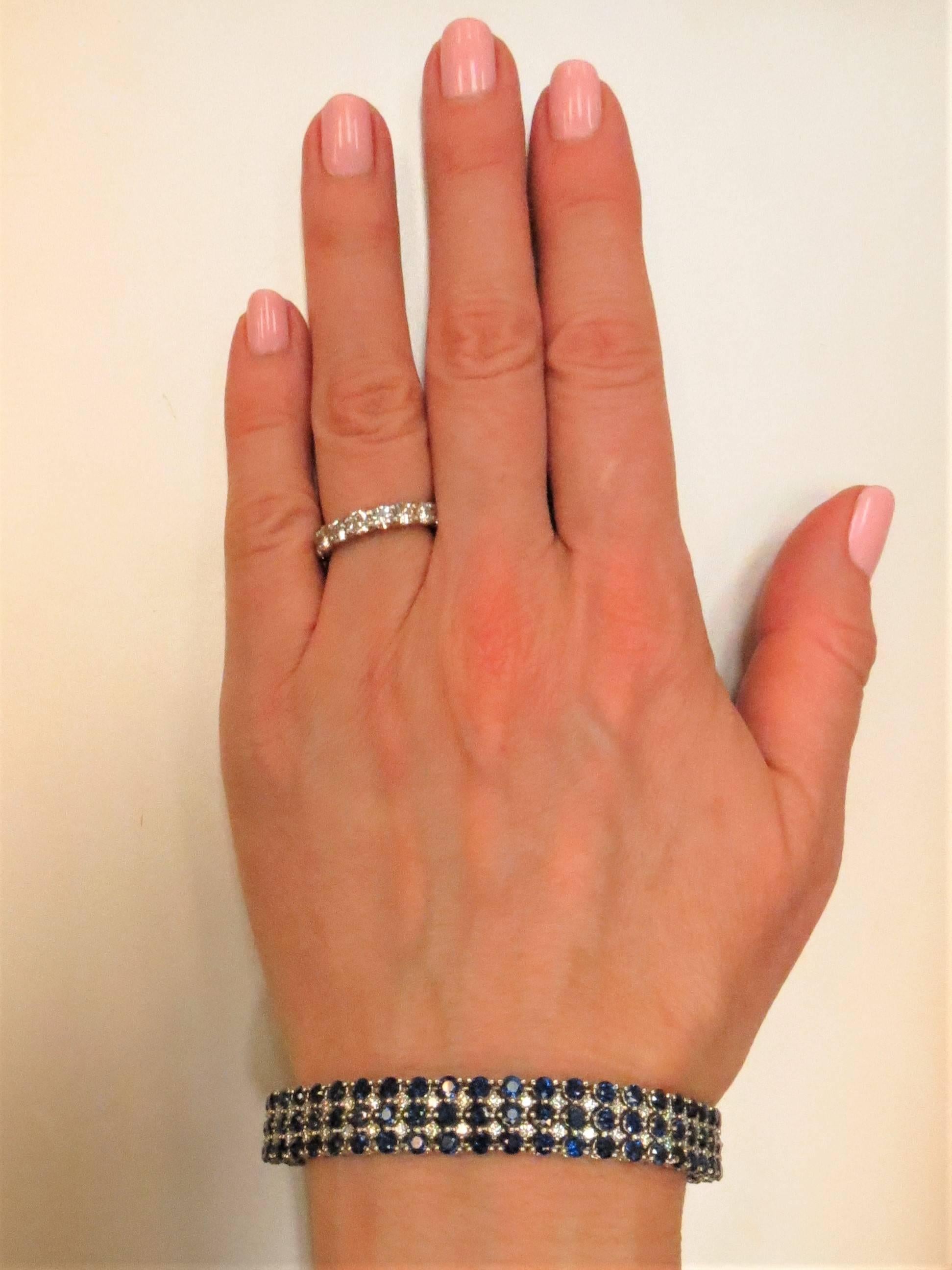 Contemporary 18 Karat White Gold Diamond and Blue Sapphire Flexible Bracelet For Sale