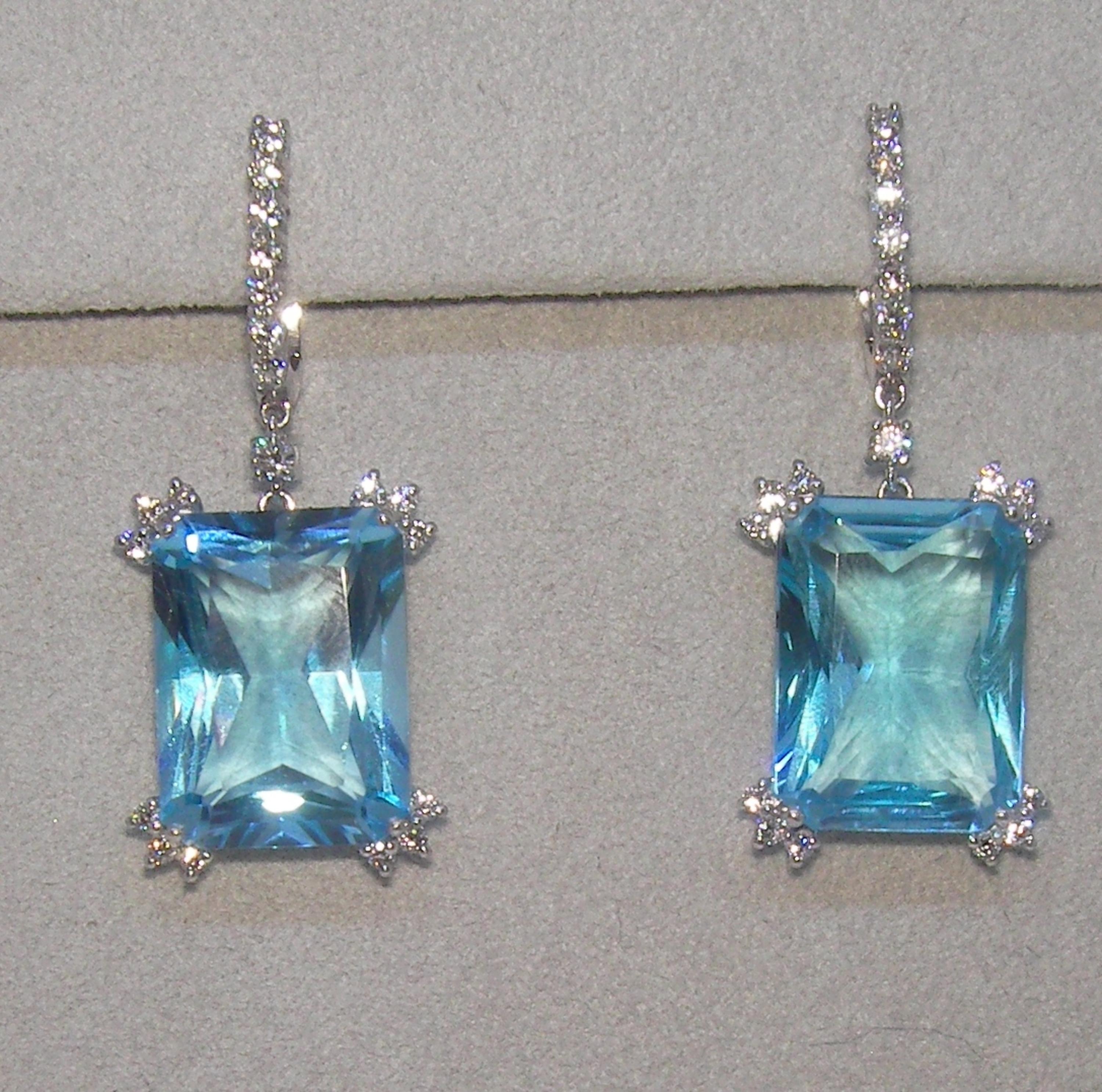18 Karat White Gold Diamond and Blue Topaz Dangle Earrings

40 Diam. 0.63 Carat
2 Topaz 24.35 Carat
























34 Blue Topaz 17.36 Carats 
168 Diamonds 0.78 Carats


Founded in 1974, Gianni Lazzaro is a family-owned jewelery company