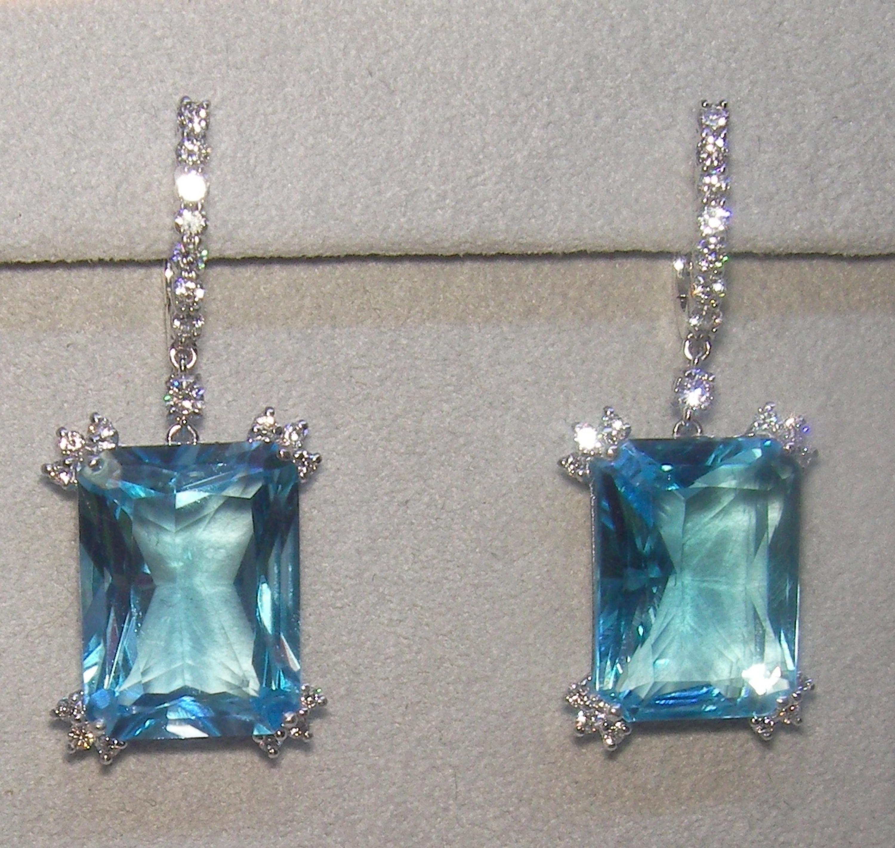18 Karat White Gold Diamond and Blue Topaz Dangle Earrings In New Condition In Duesseldorf, DE