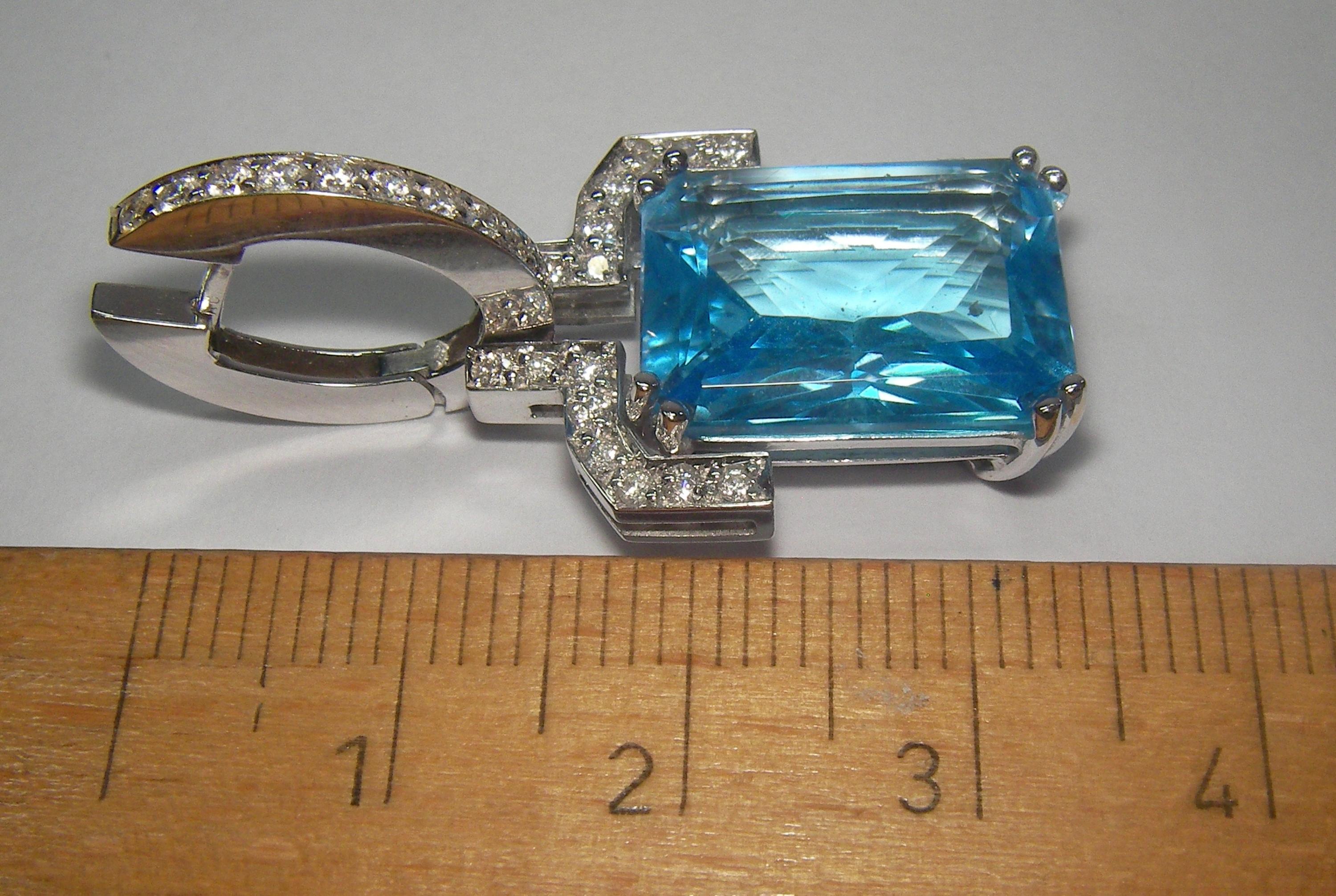 18 Karat White Gold Diamond and Blue Topaz Dangle Earrings In New Condition In Duesseldorf, DE