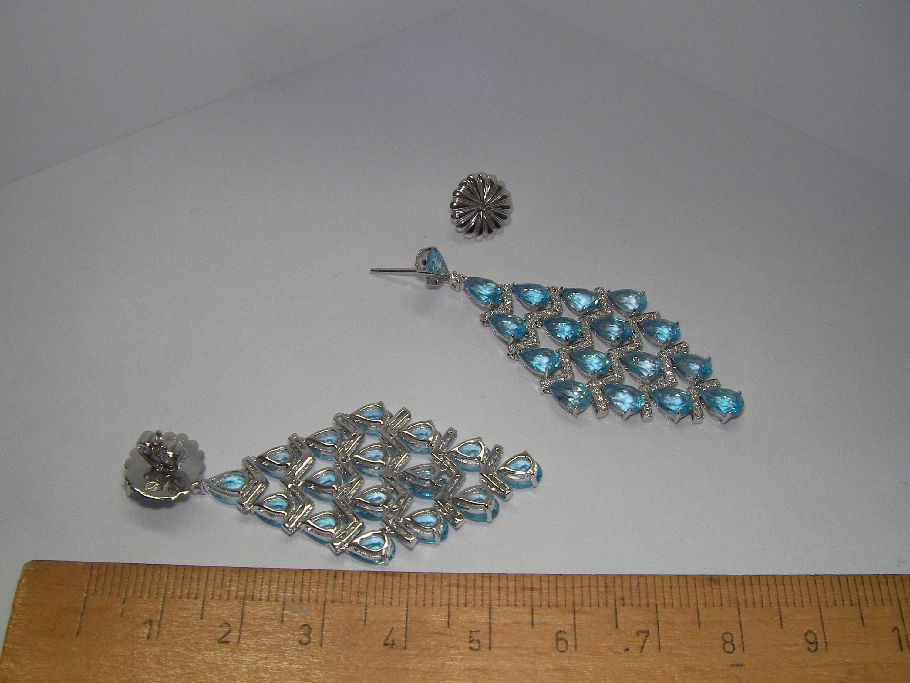 18 Karat White Gold Diamond and Blue Topaz Dangle Earrings In New Condition In Duesseldorf, DE