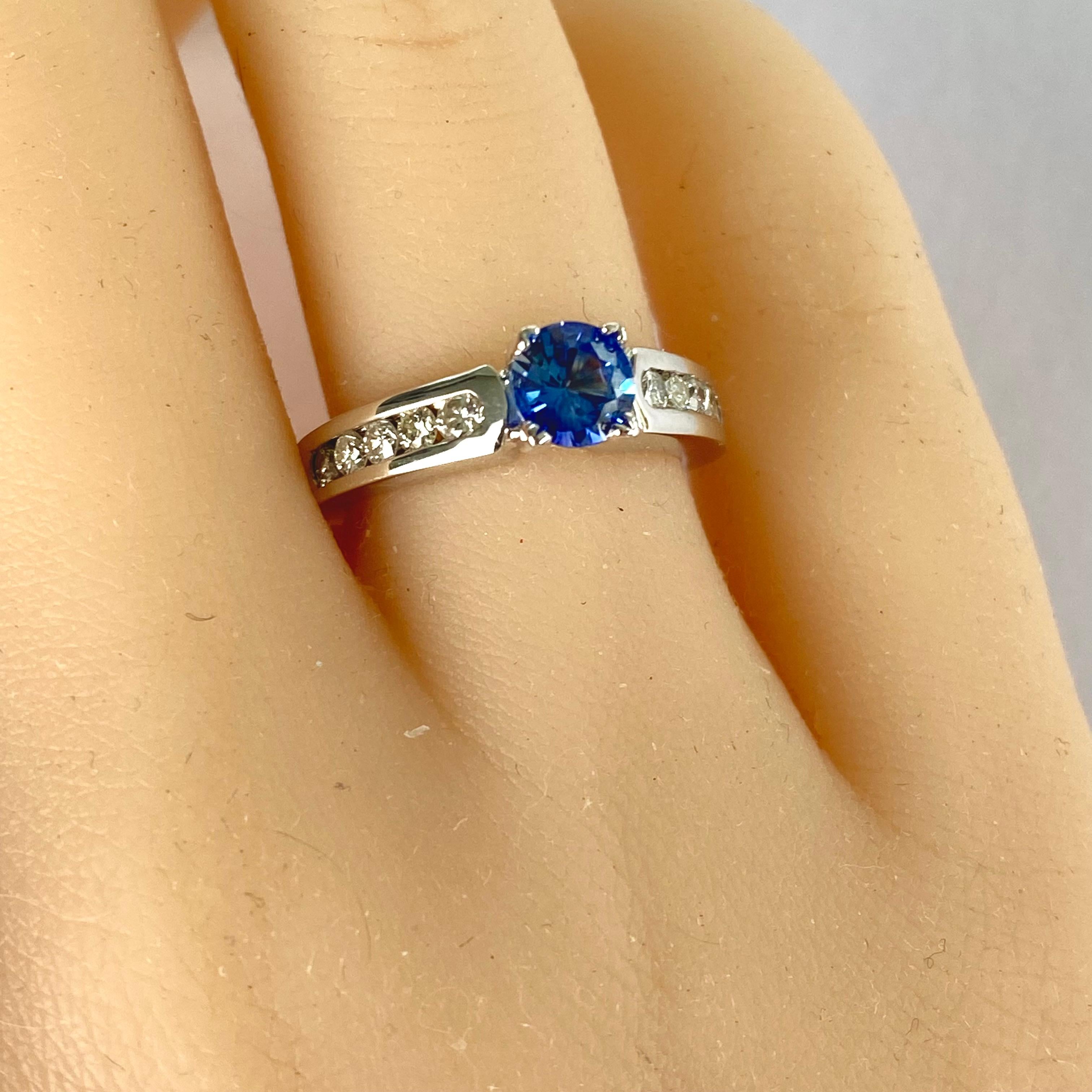 Round Cut  18 Karat White Gold Diamond and Ceylon Sapphire 1.53 Carat Engagement Ring For Sale