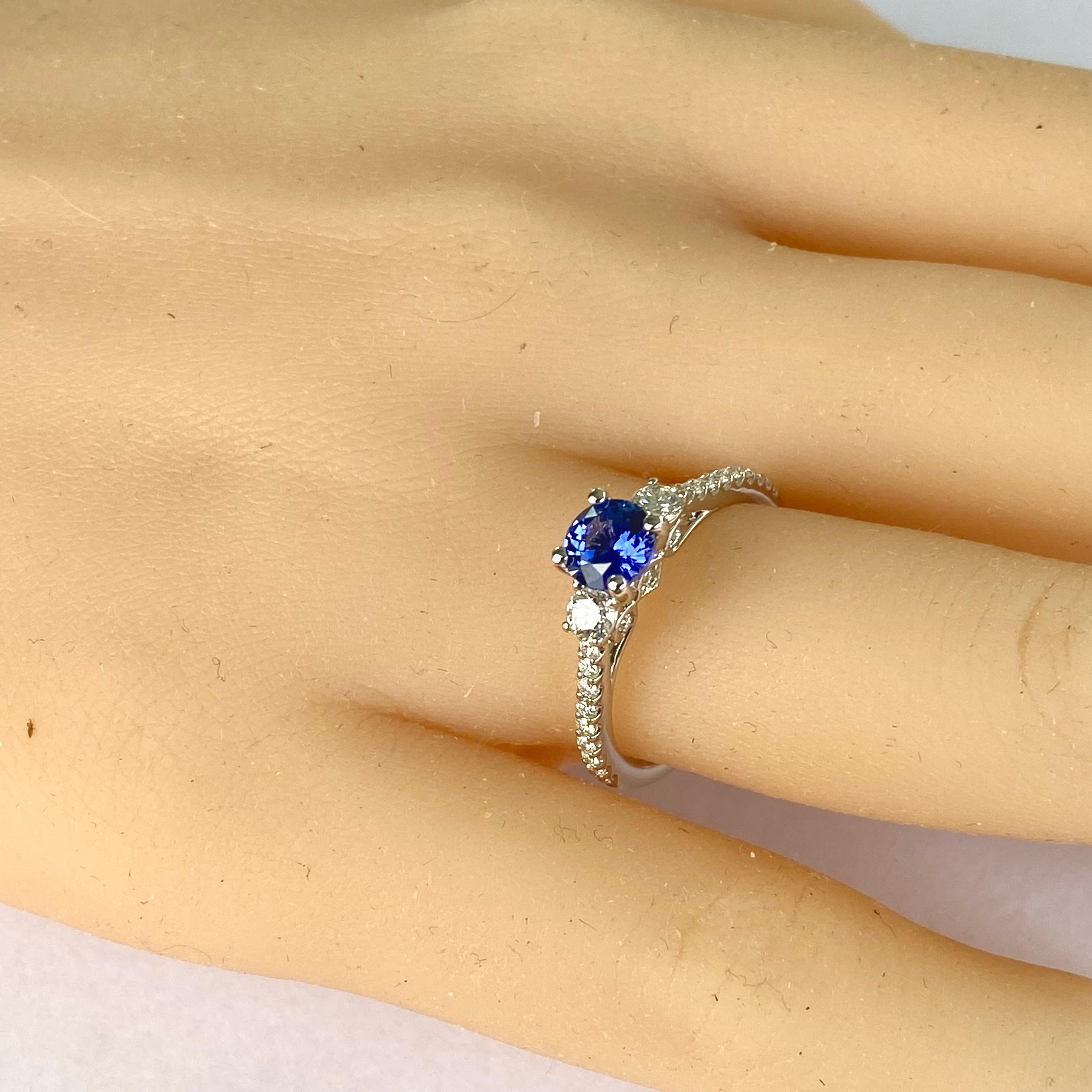 18 Karat White Gold Diamond and Ceylon Sapphire 1.53 Carat Engagement Ring For Sale 1