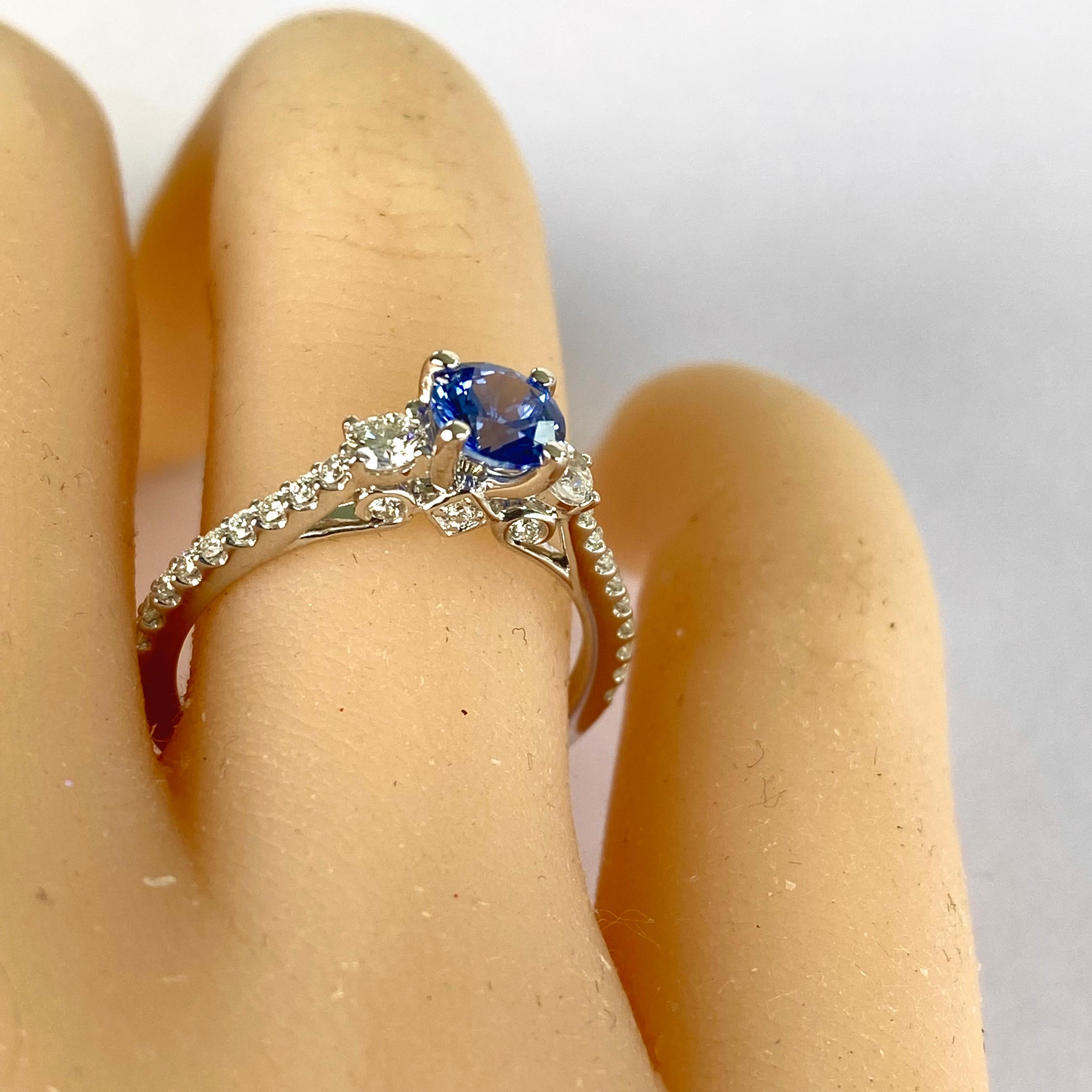 18 Karat White Gold Diamond and Ceylon Sapphire 1.53 Carat Engagement Ring For Sale 3