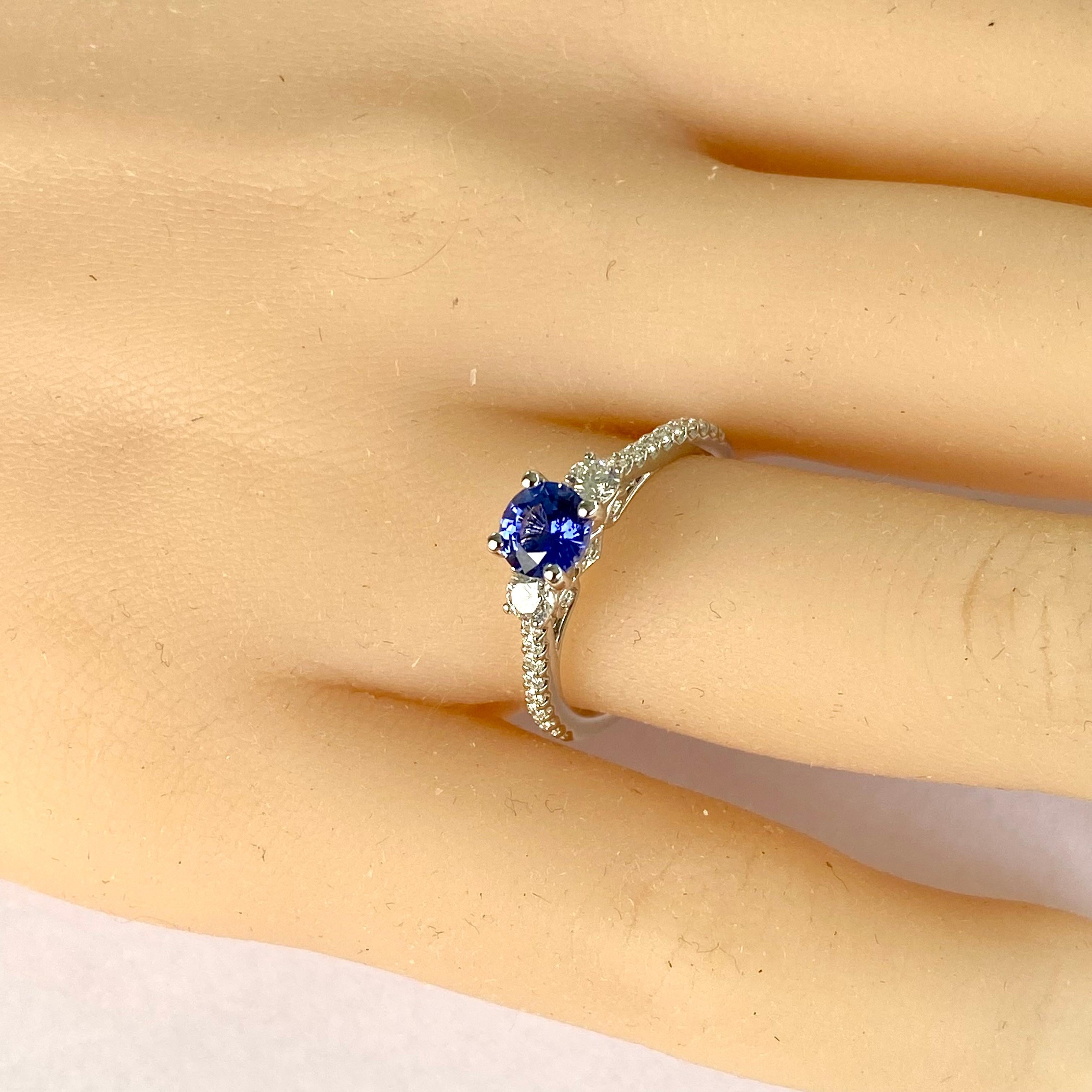 18 Karat White Gold Diamond and Ceylon Sapphire 1.53 Carat Engagement Ring For Sale 4