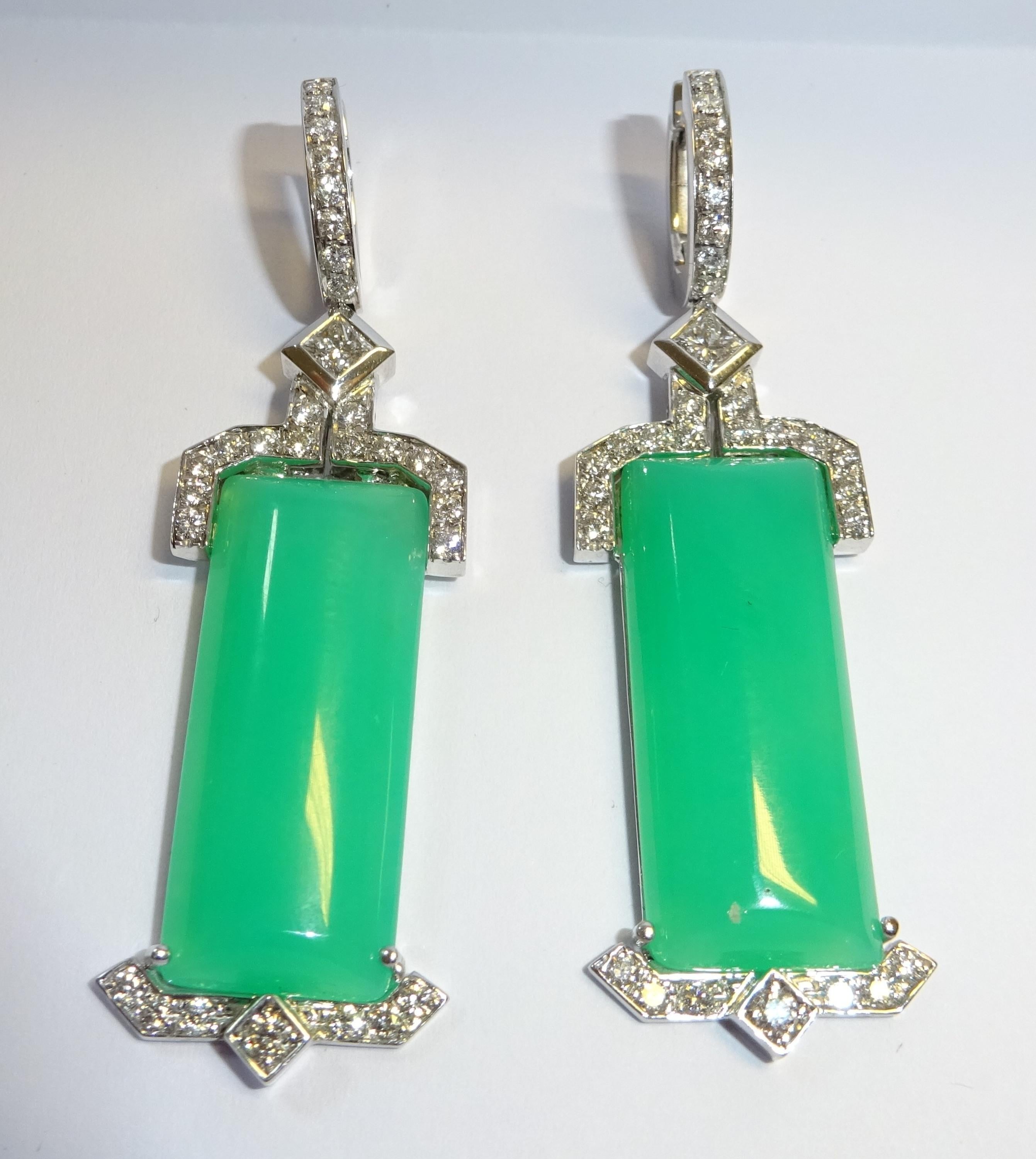 Playful and Vibrant 18 Karat Gold Earrings embedded with Diamonds and Chrysopras in Art Deco Style

52 Diamonds 0.55 ct.
2 Diam.Princess 0.35 ct.
2 Crysopras  24.27 ct.


Founded in 1974, Gianni Lazzaro is a family-owned jewelery company based out
