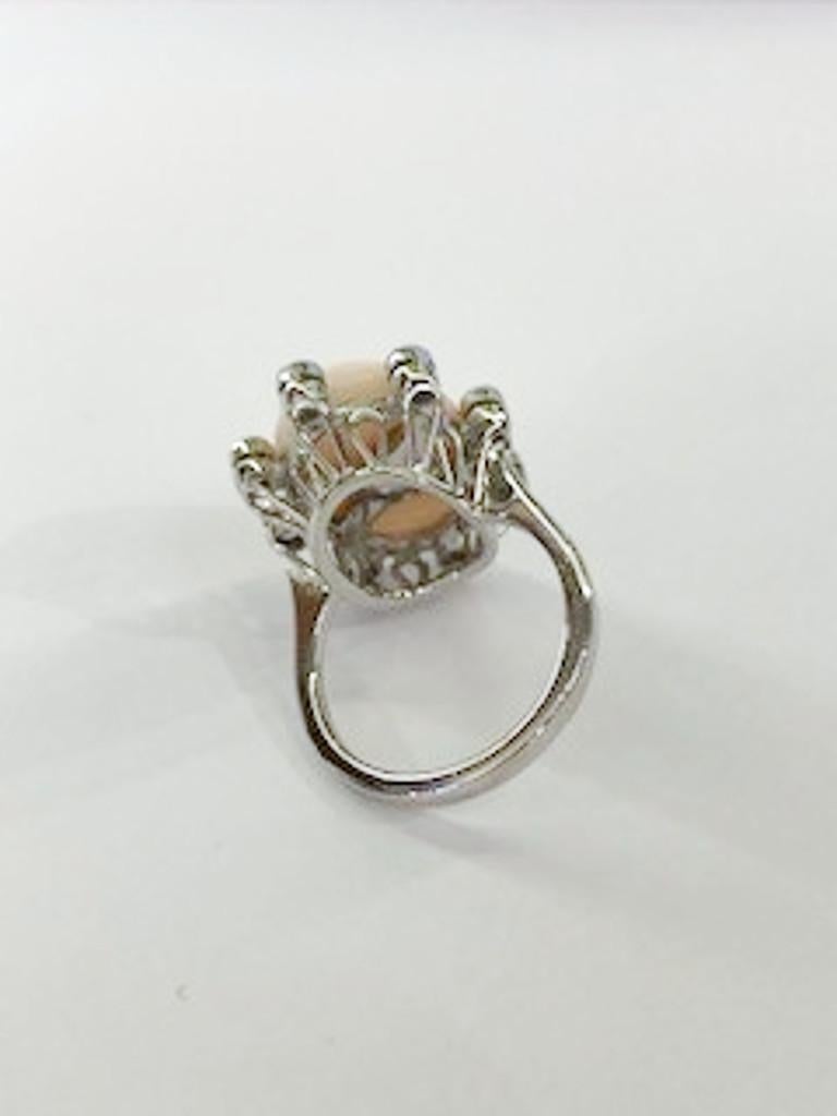 18 Karat White Gold Diamond and Coral Ring In Good Condition For Sale In Palm Springs, CA